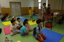 遊ぶゲームを何にしようか決めている子供たちを撮影している写真