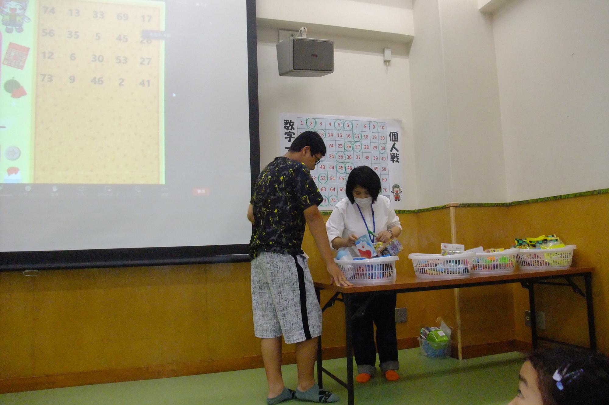 景品を貰う様子
