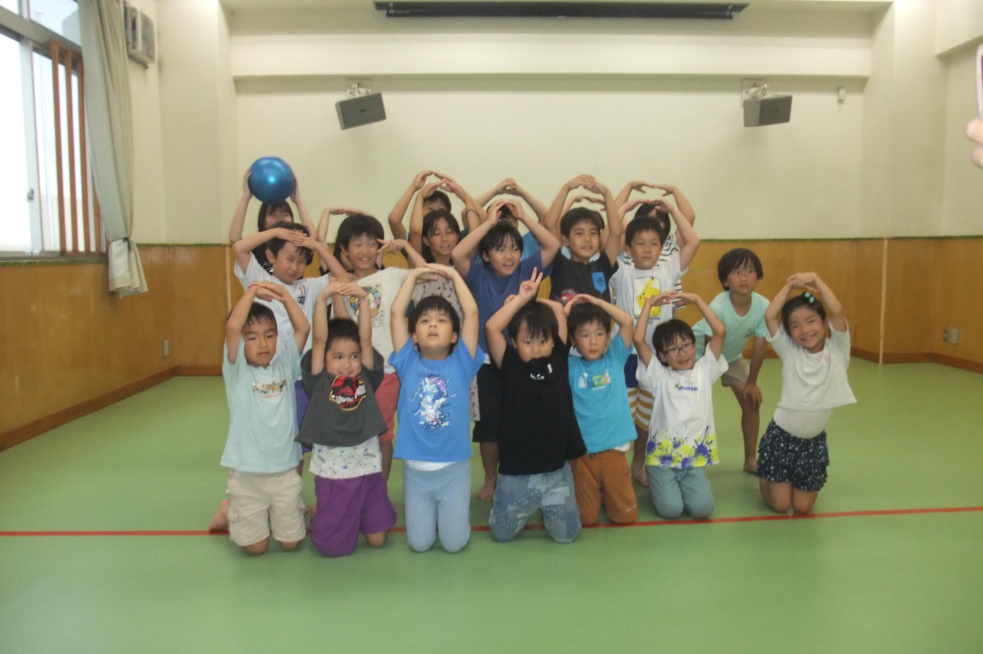 記念写真を撮っている様子