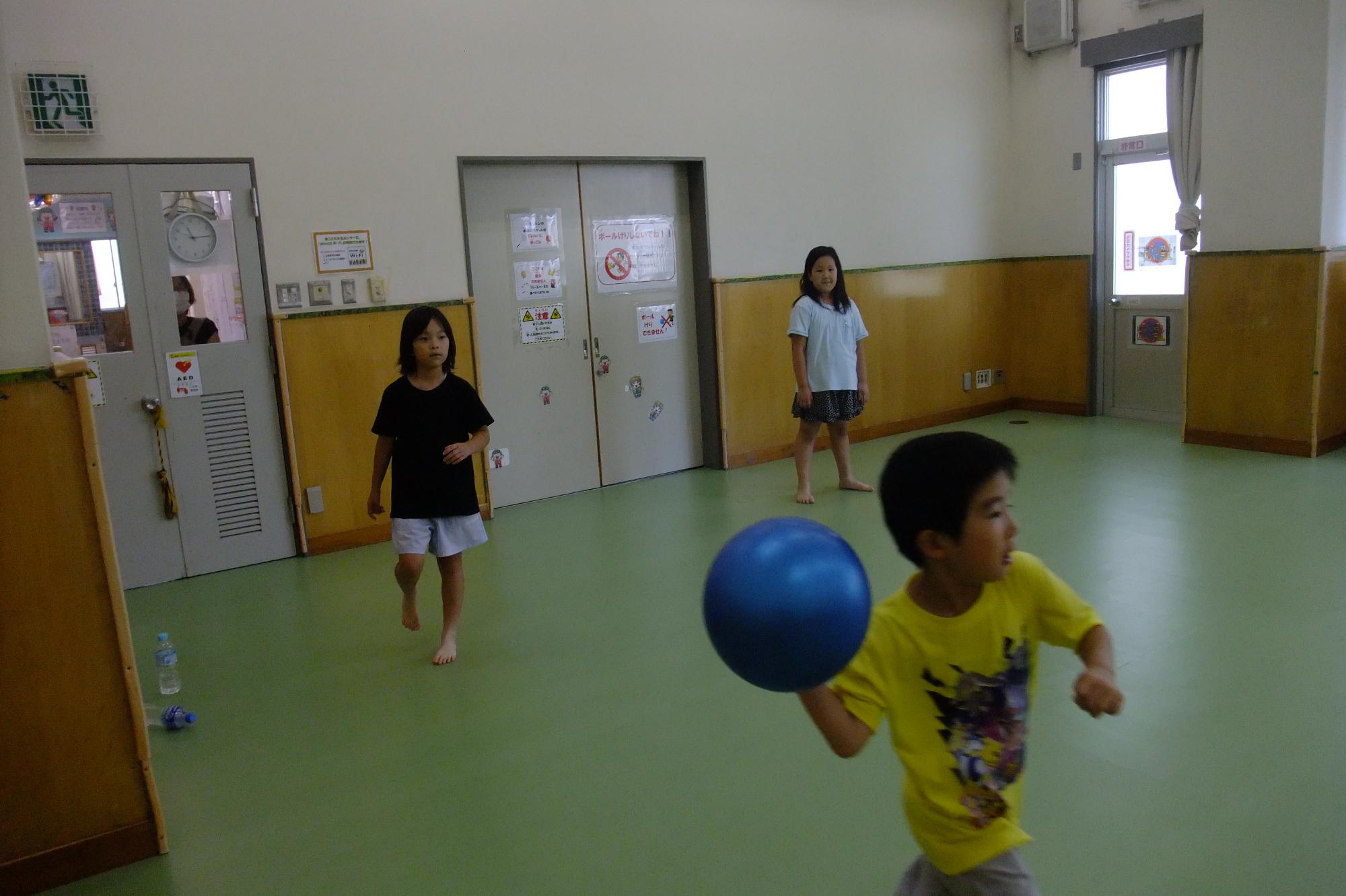 ドッジボールをしてる様子