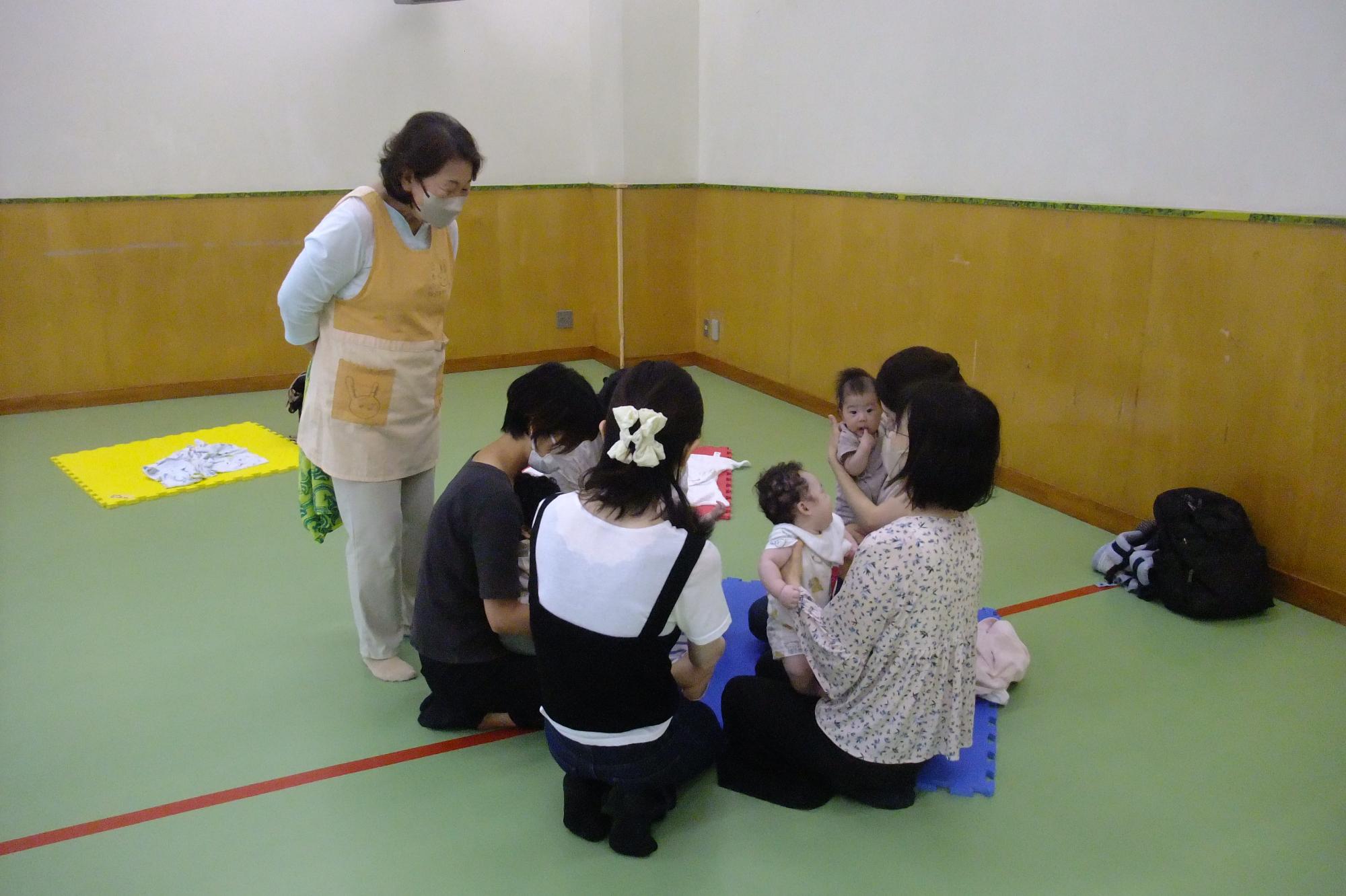 お母さん同士で交流する様子