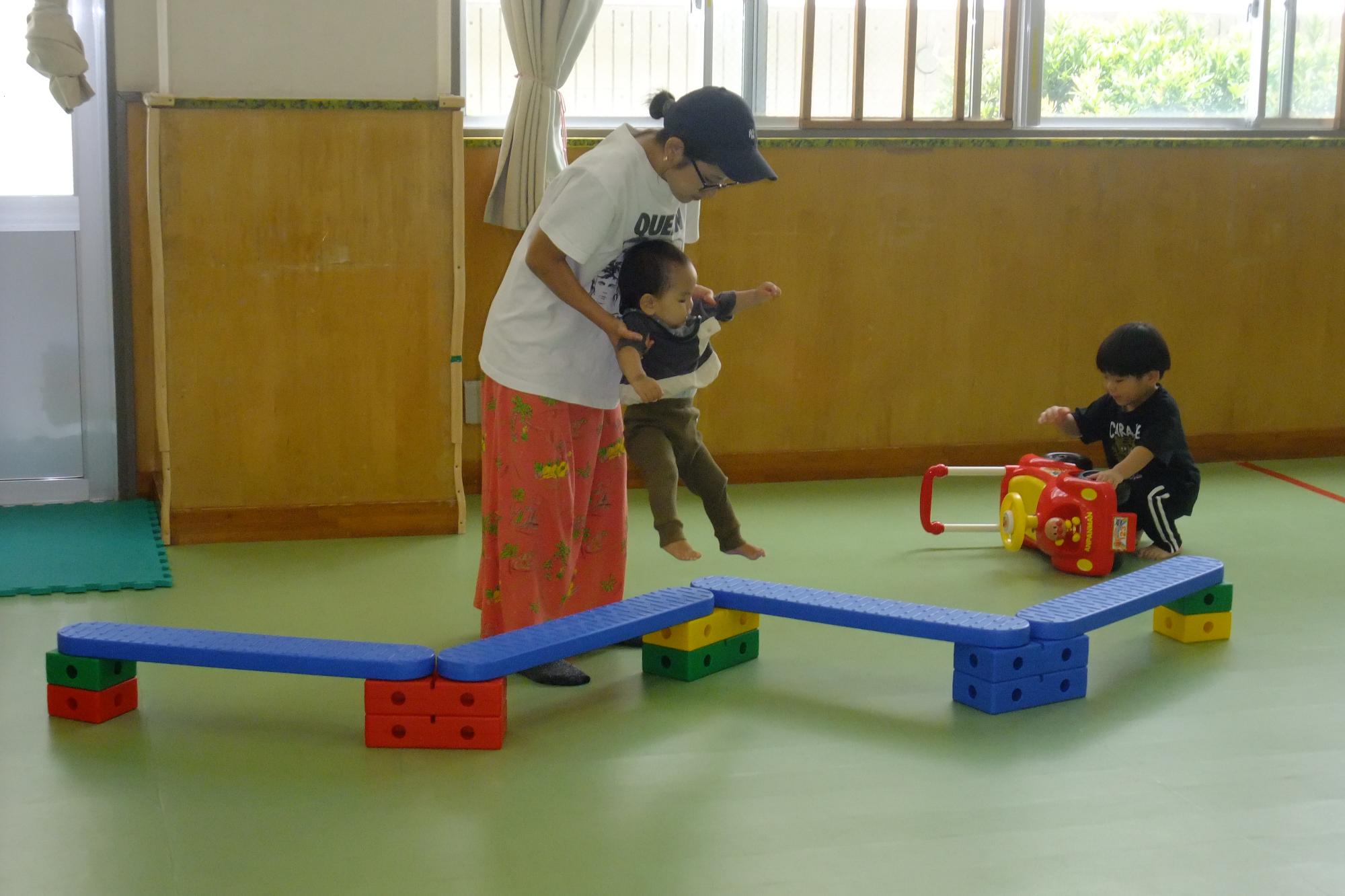 ぶんぶん広場で遊ぶ様子