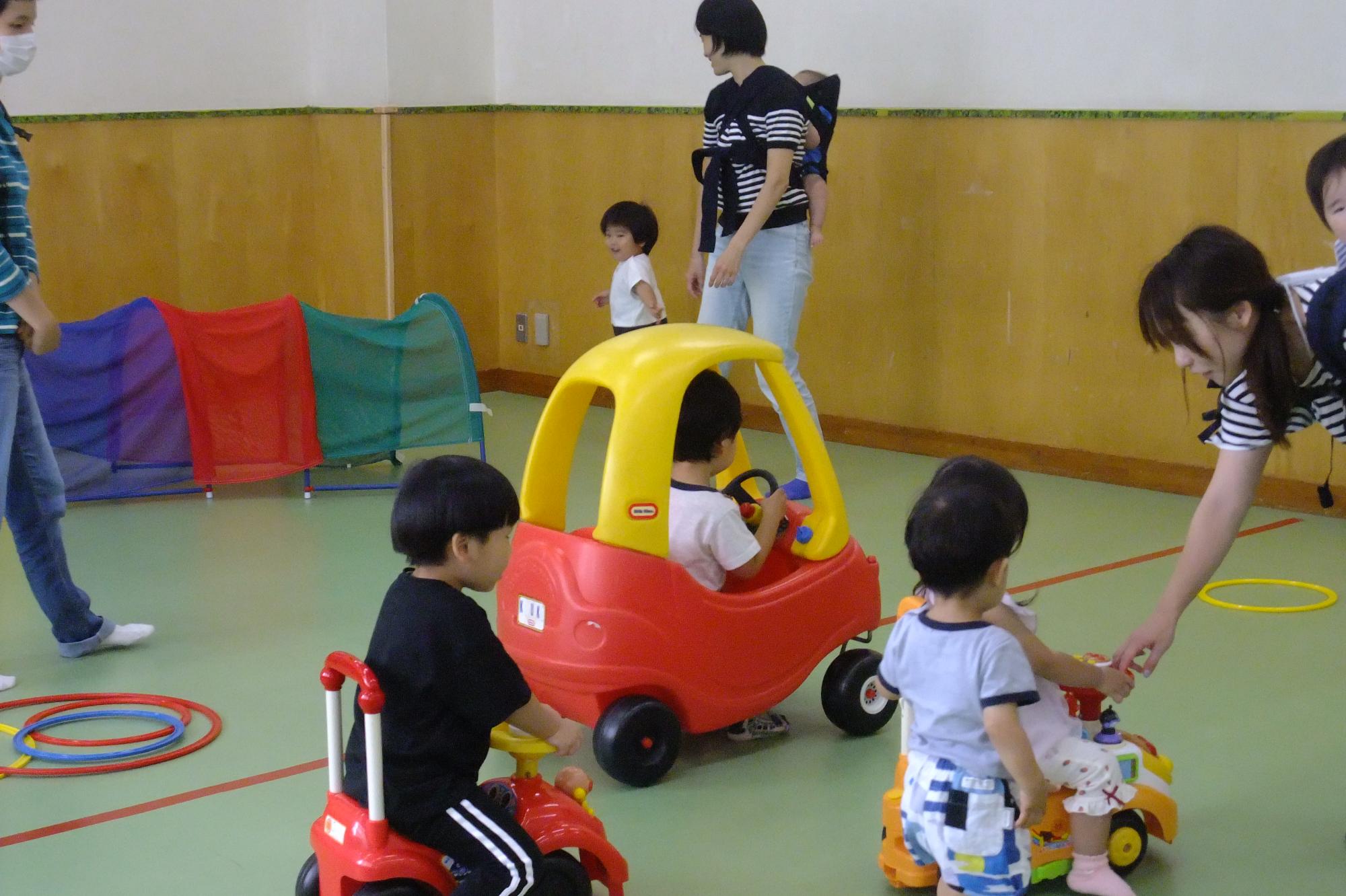 ぶんぶん広場で遊ぶ様子