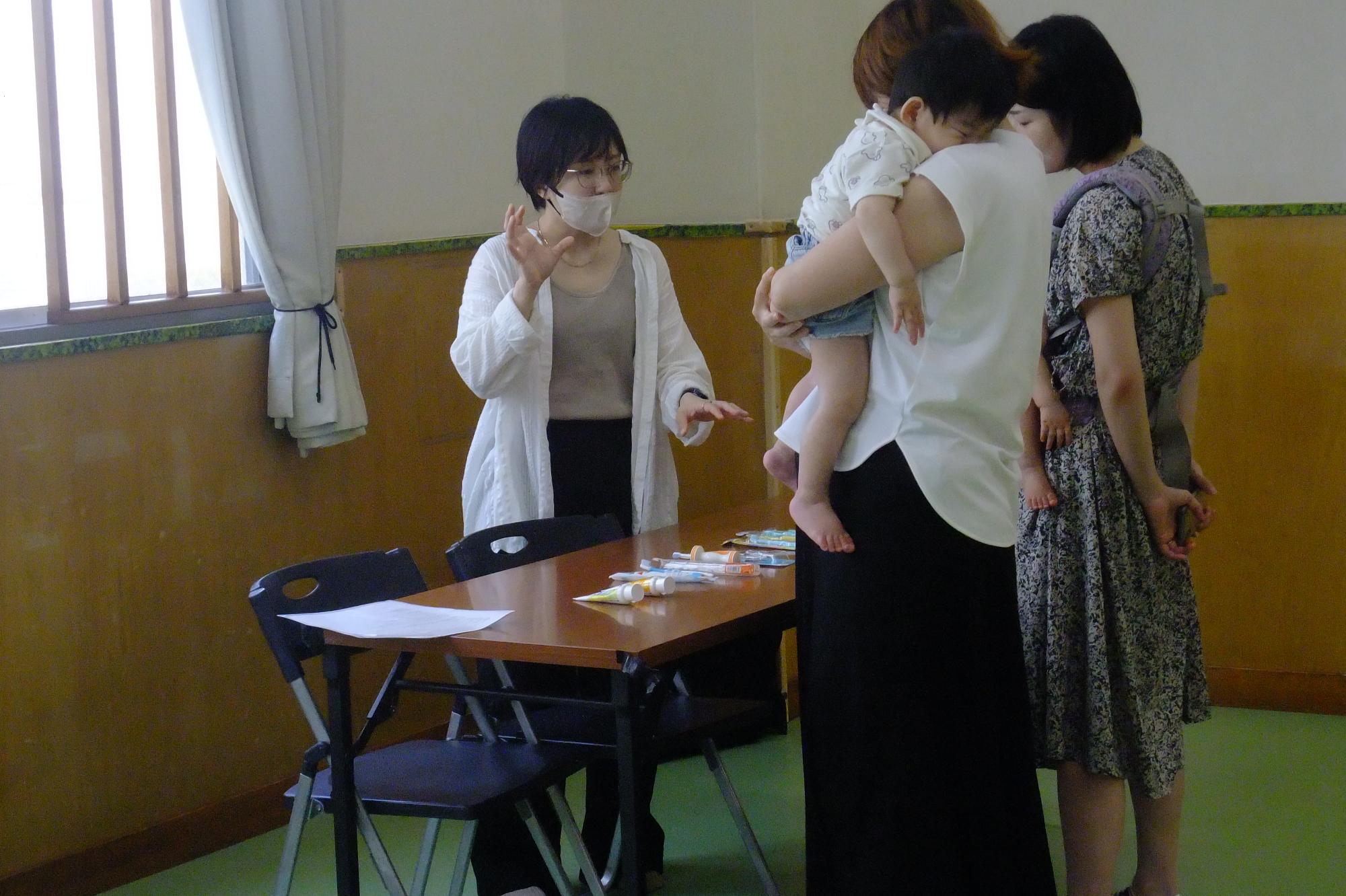 講師の先生に質問する様子