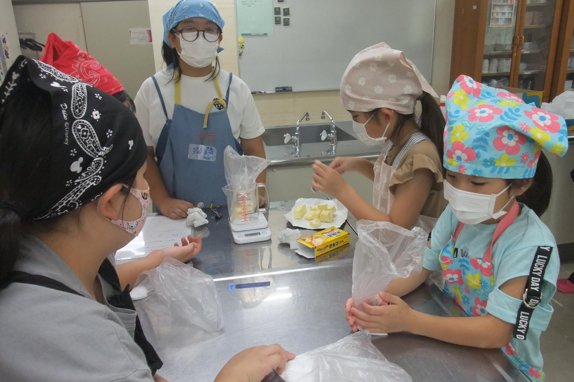 生地をまとめる様子