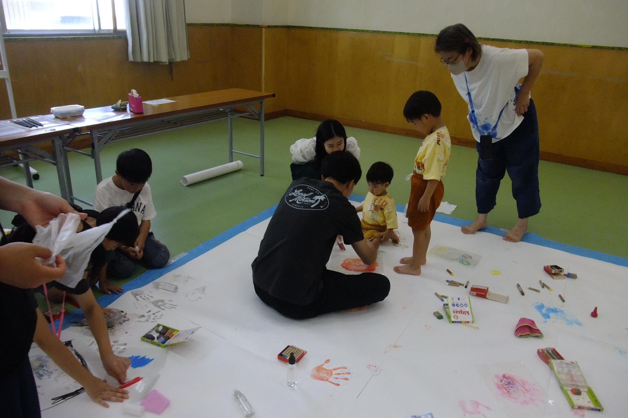 絵を描いている写真