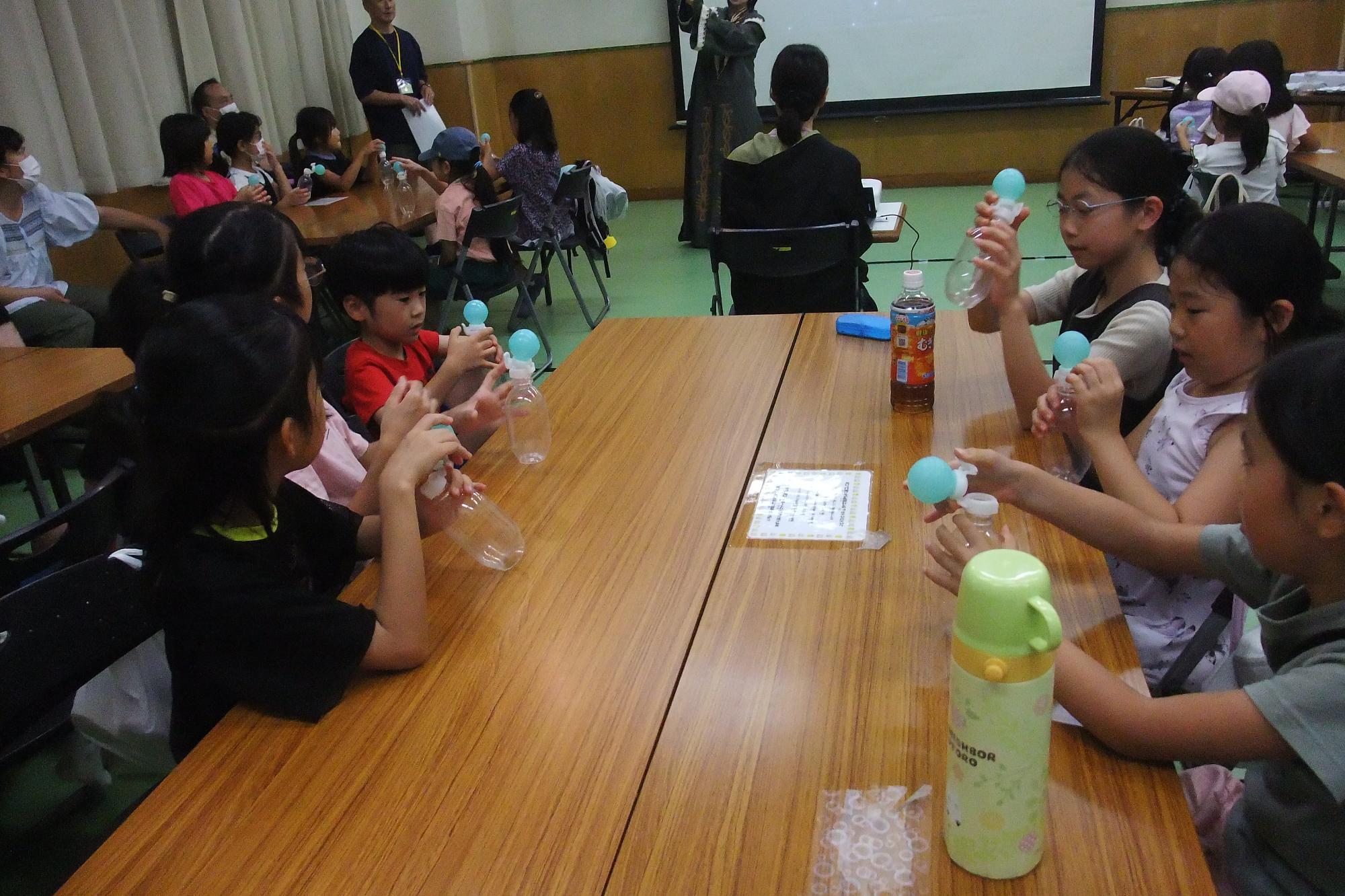 雲のでき方の話を聞いている様子