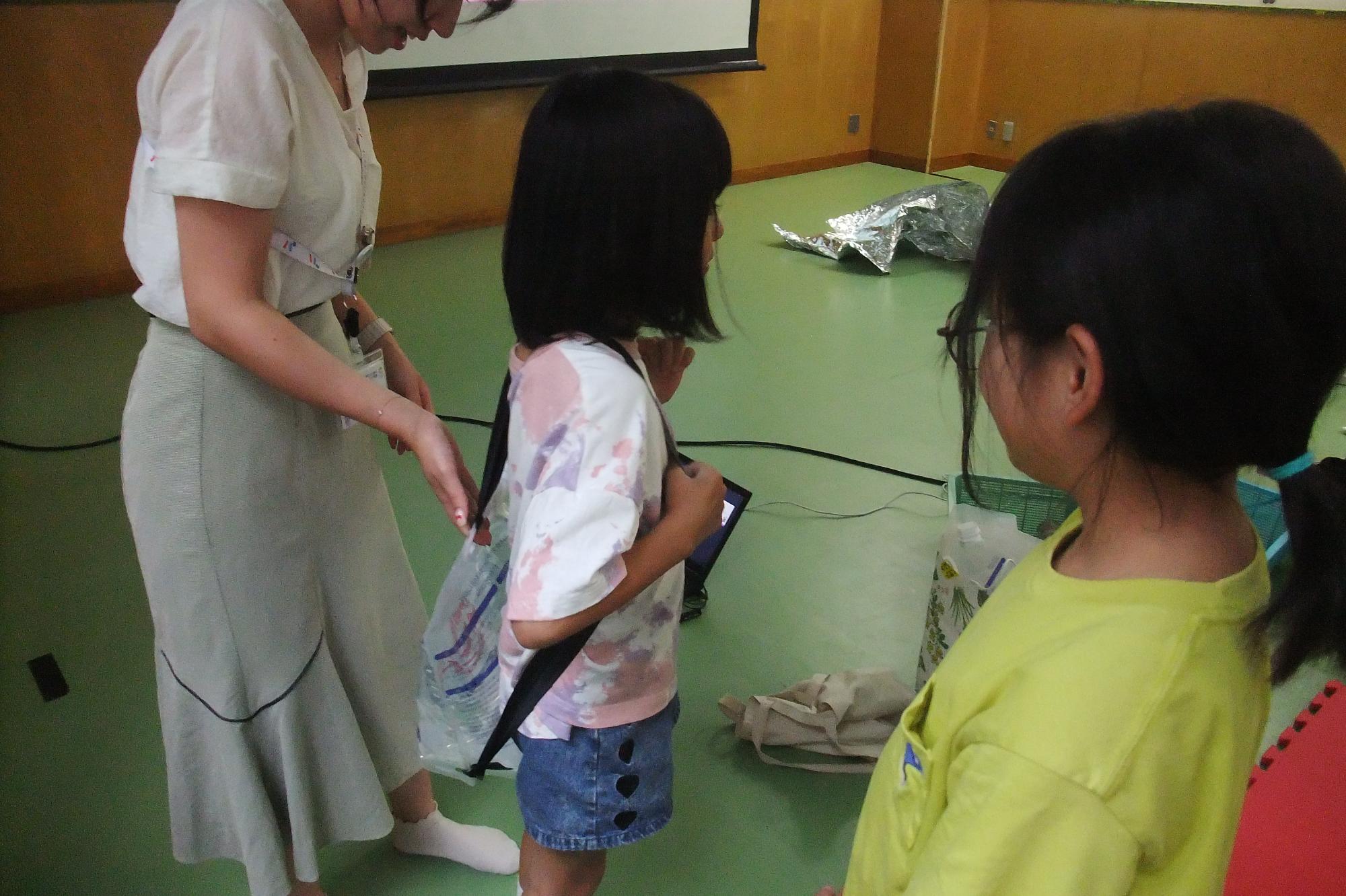 水を運ぶリュックの様子