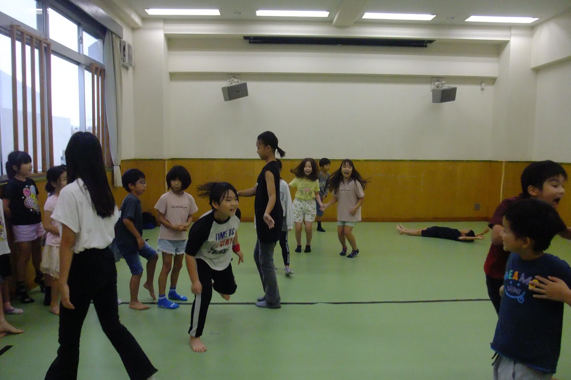 ドッジボールをしてる様子