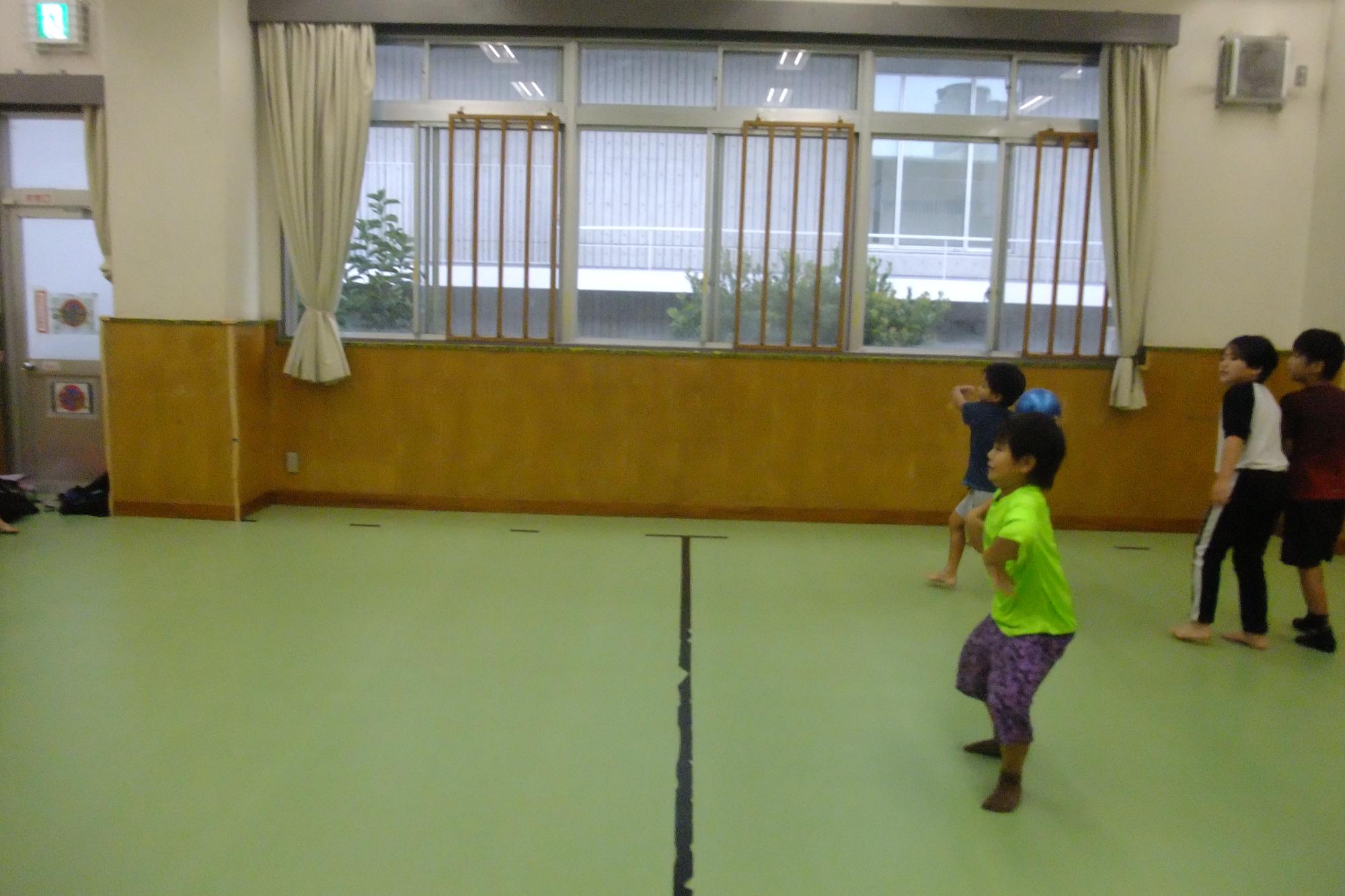 ドッジボールをしている様子