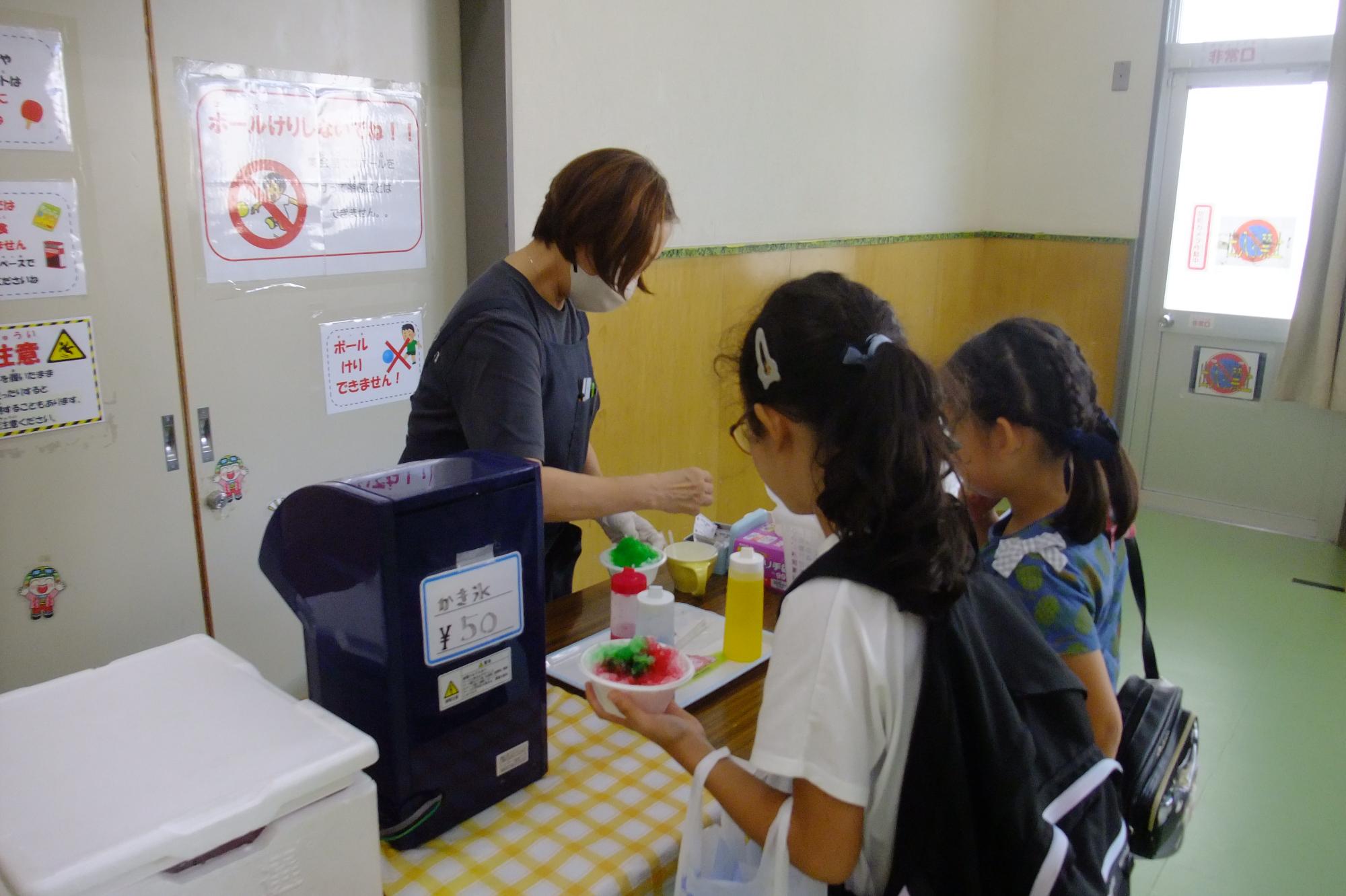 かき氷を売っている写真