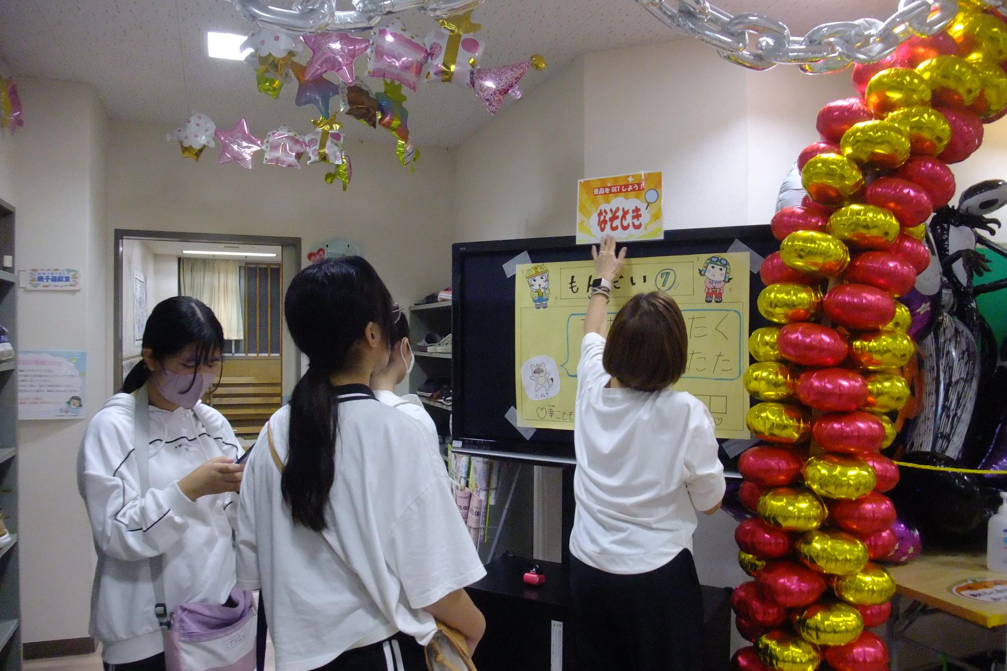 掲示物を飾る写真