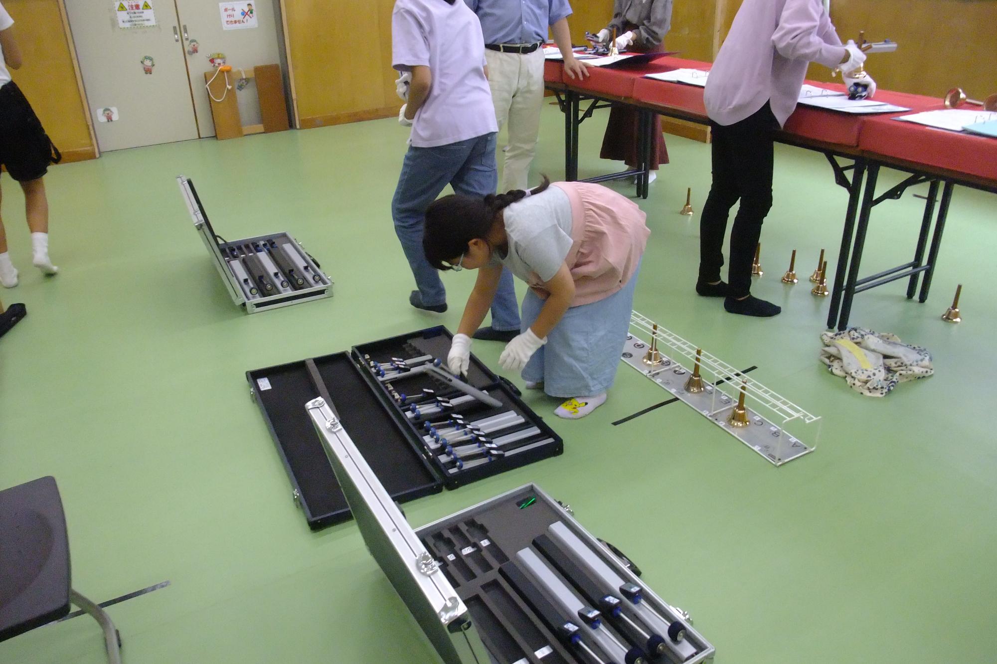 ハンドベルの練習をしている様子