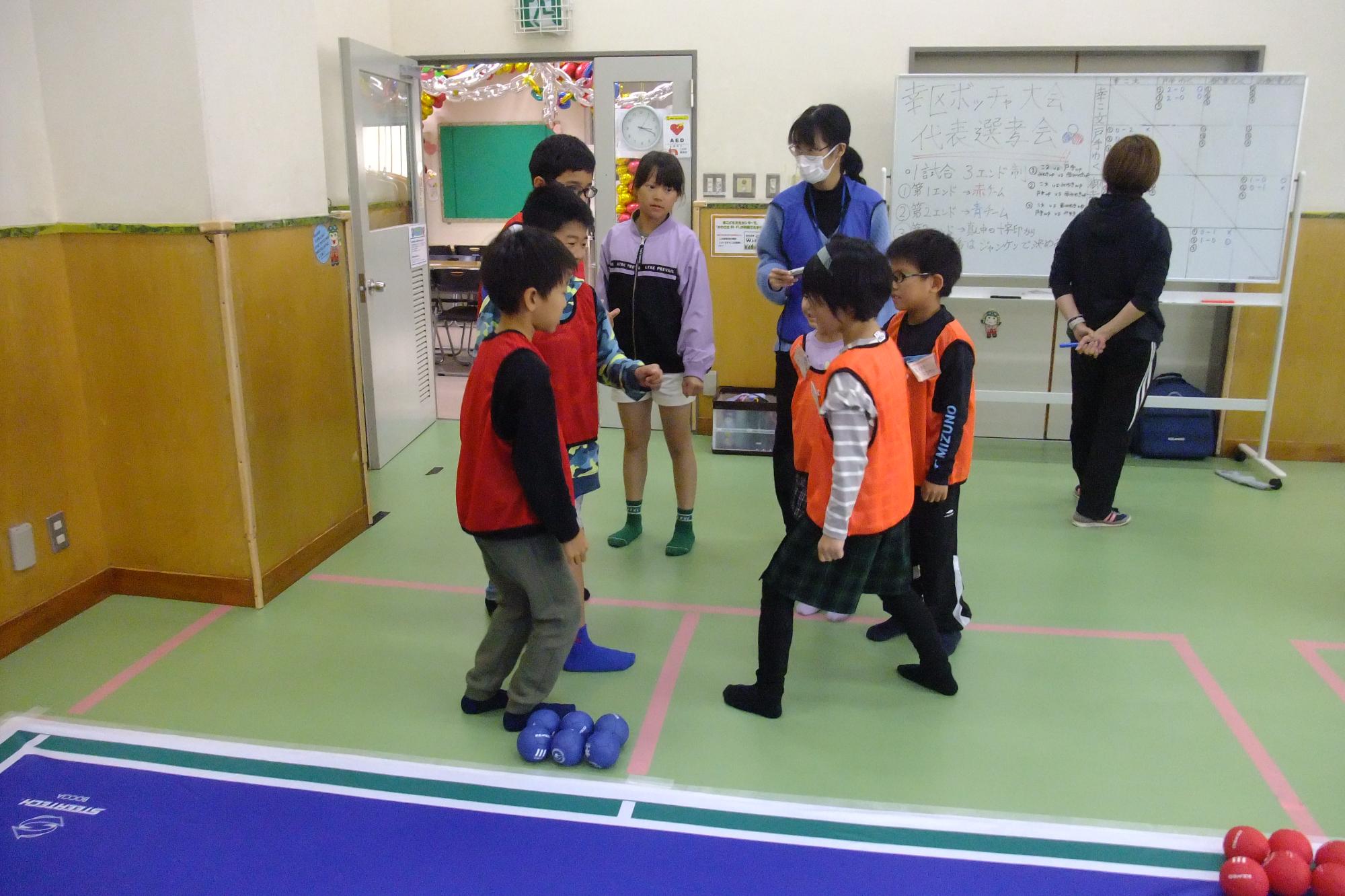 先行後攻じゃんけんをしている様子