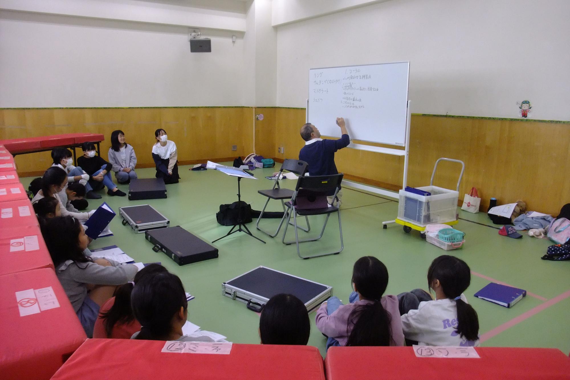 ハンドベルの練習をしている様子
