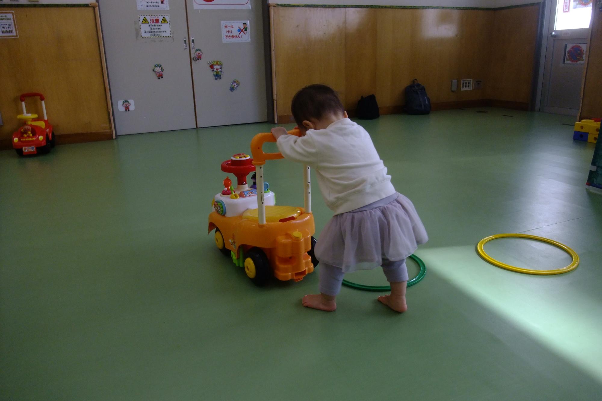 ぶんぶん広場で遊ぶ様子
