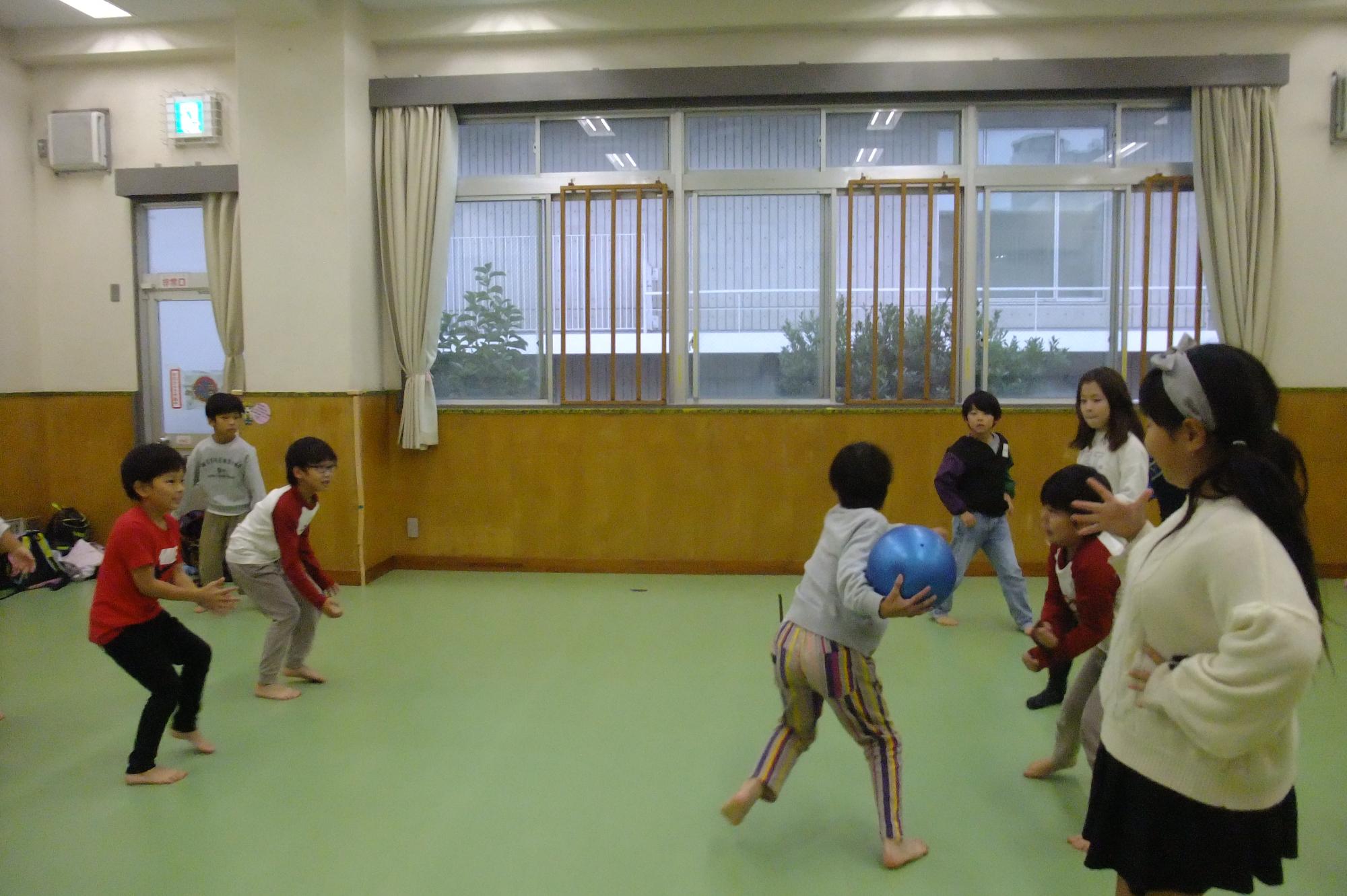 ドッジボールをしてる様子