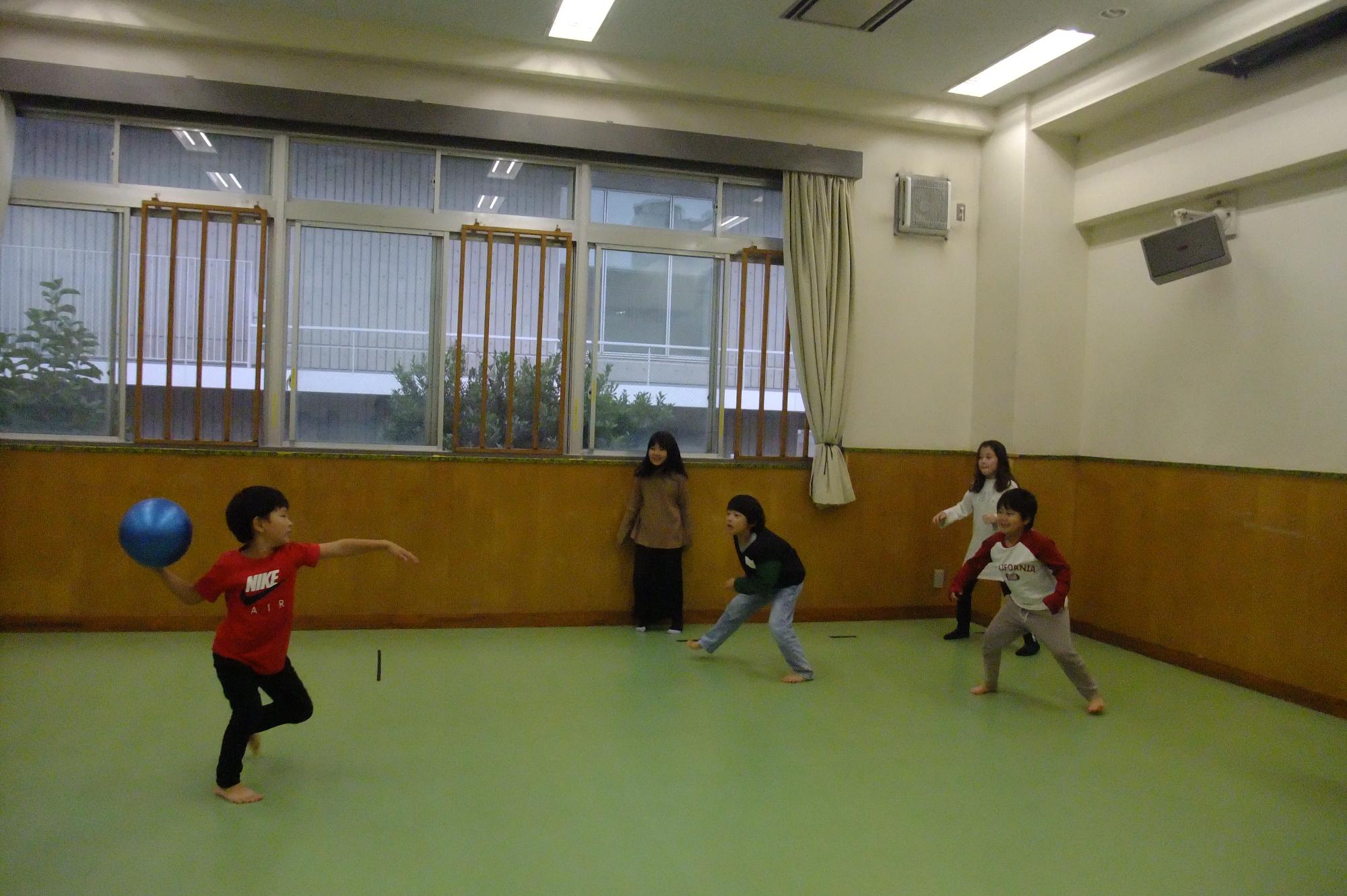 ドッジボールをしてる様子