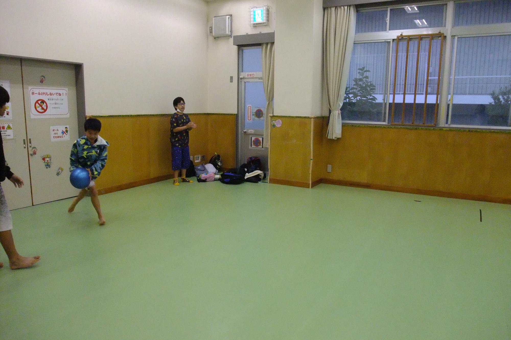 ドッジボールをしてる様子
