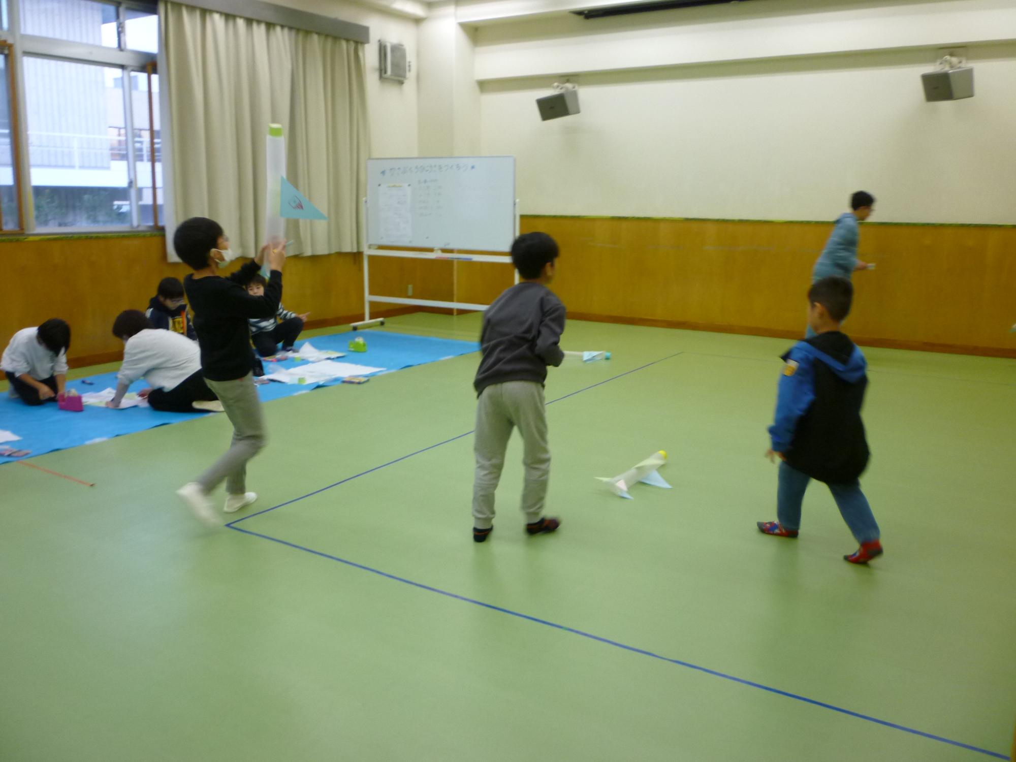 傘袋ロケットを作って飛ばしている様子