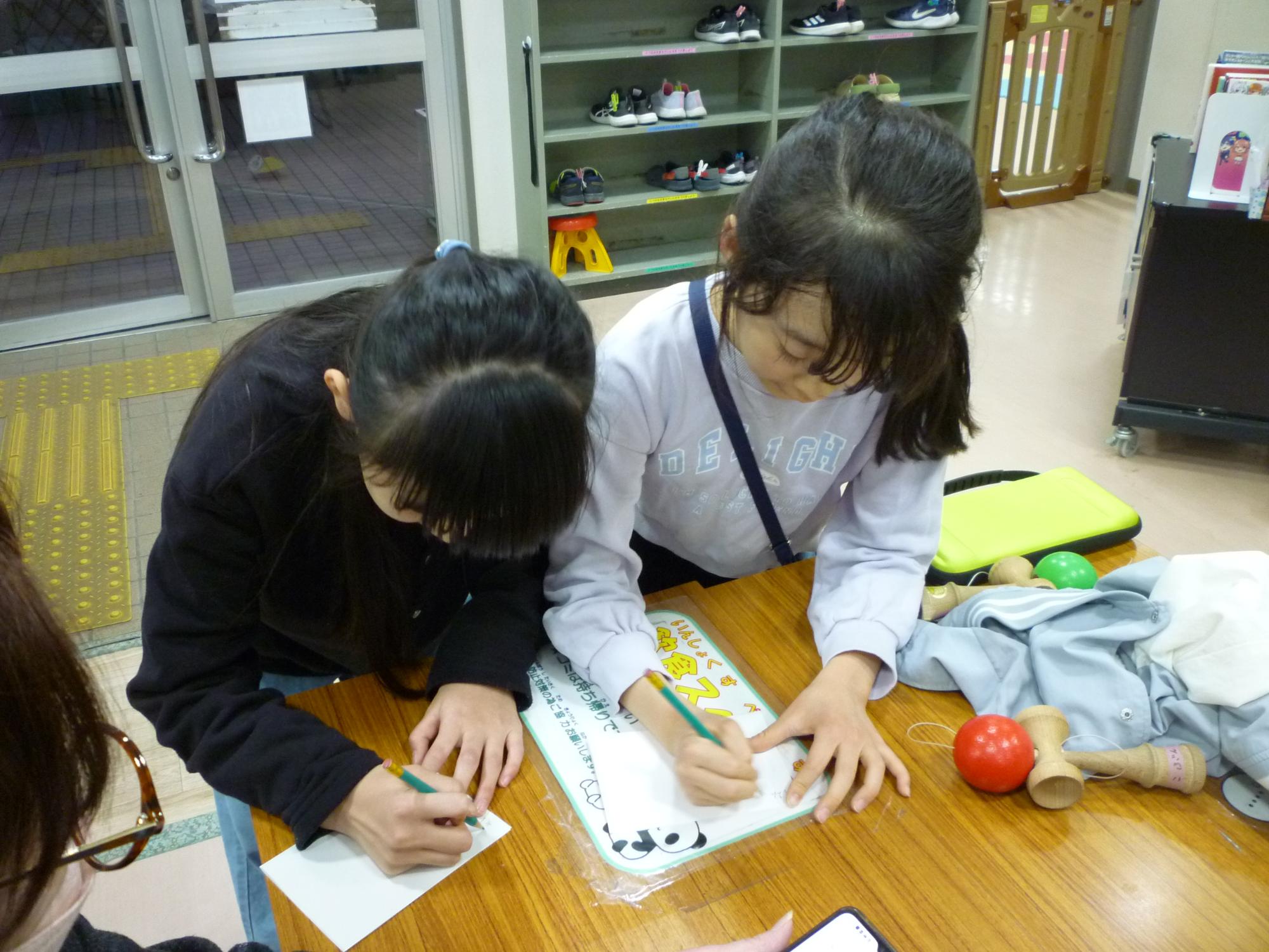 こんちゃれに取り組む女の子たち（12月）