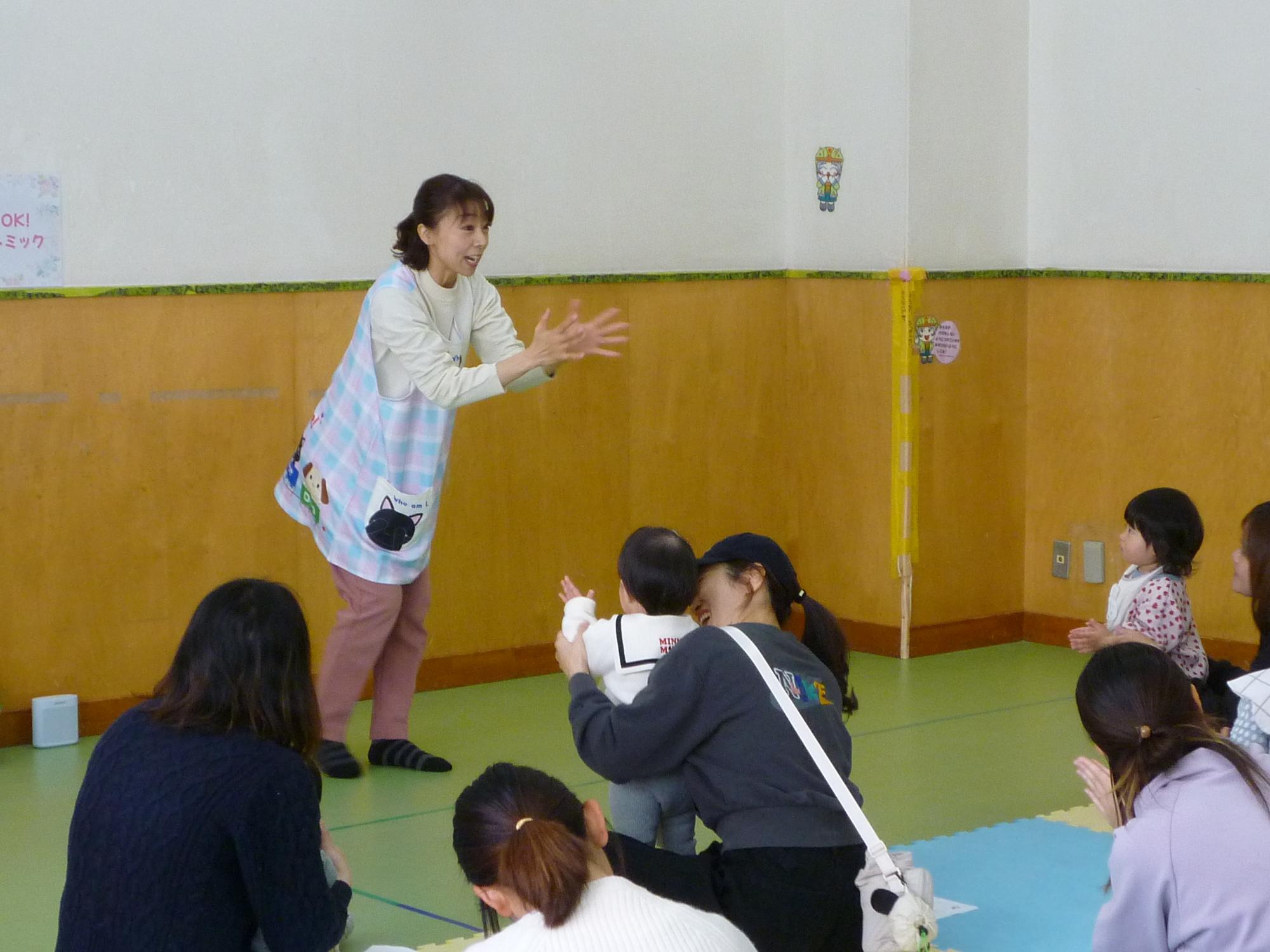 英語を使いながらリトミックをしている様子