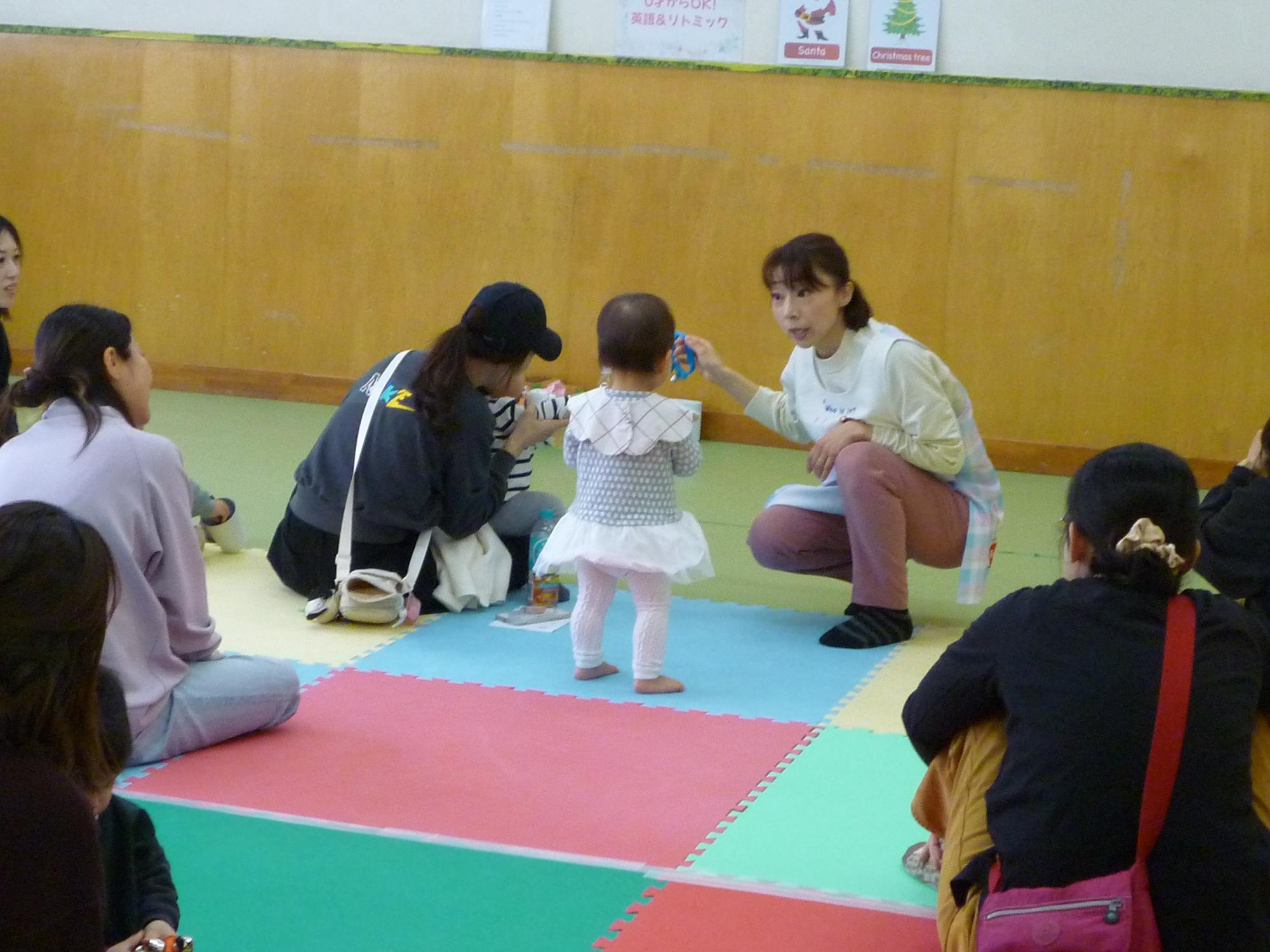 鈴を使って歌を歌っている様子