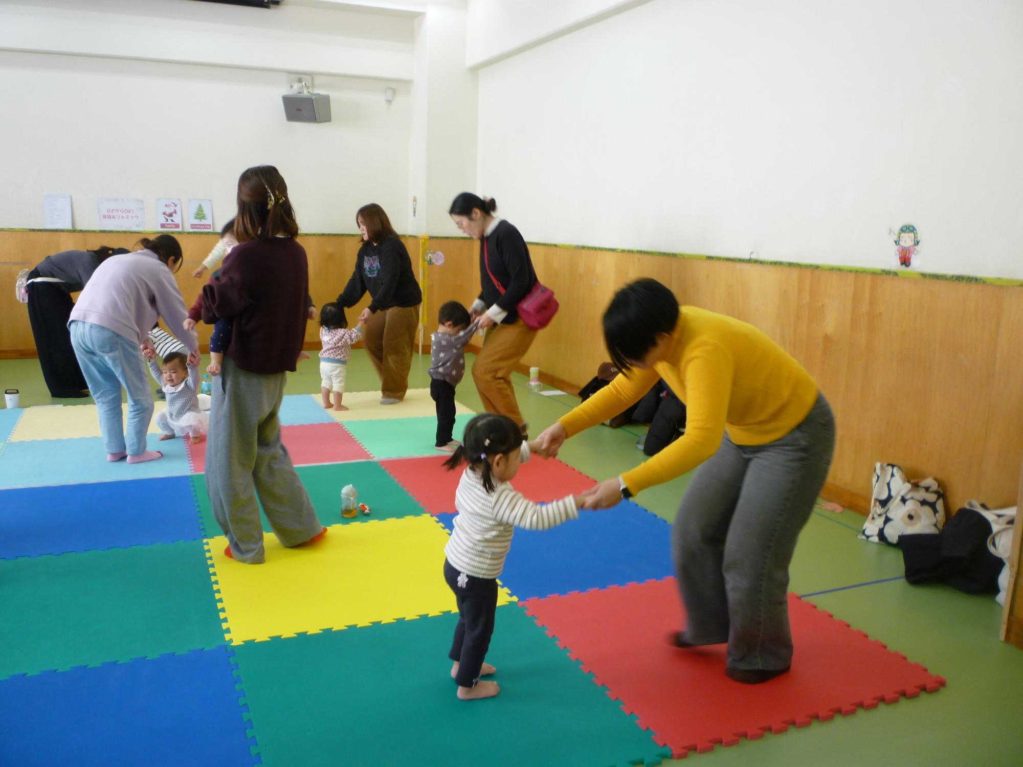 親子でふれあいリトミックをしている様子