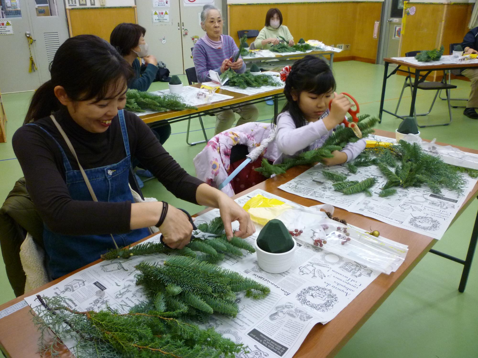 モミの木などの枝を切り分けている様子