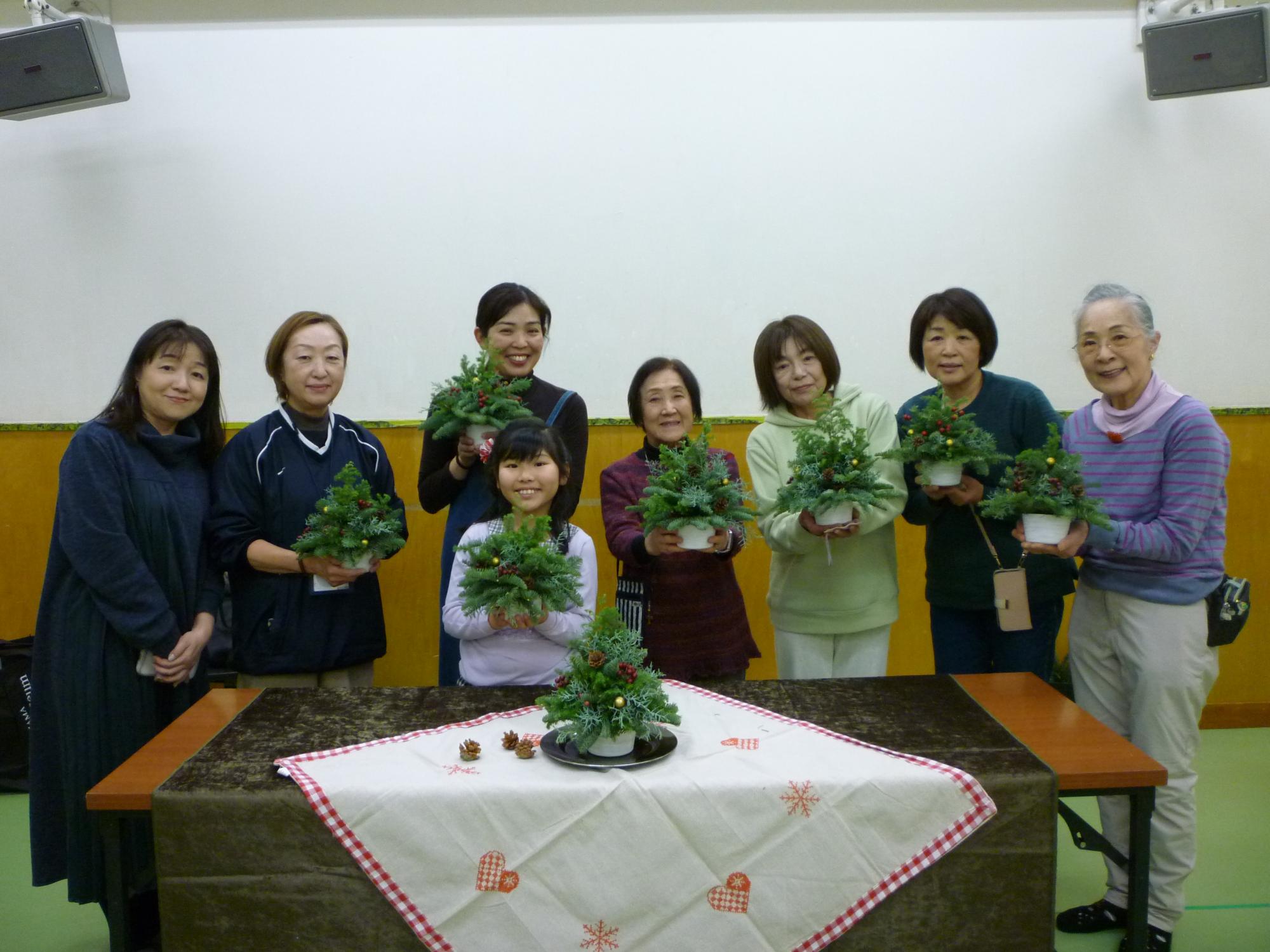 個性豊かなツリーが完成しみんなで記念撮影している様子