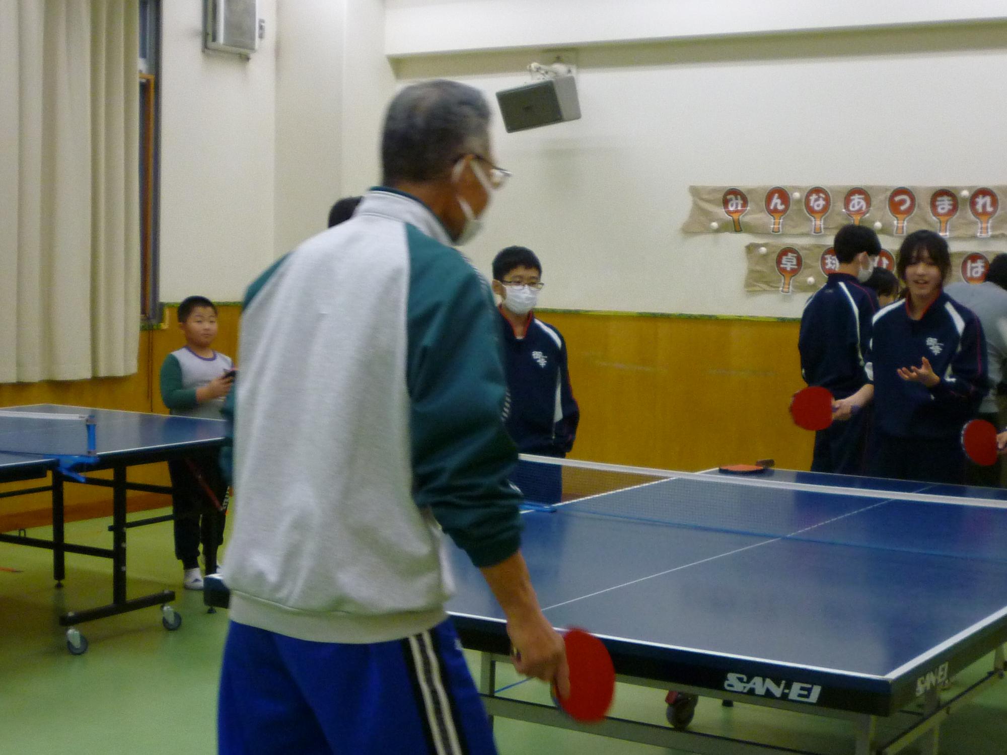 市民の方と卓球での交流をしている様子