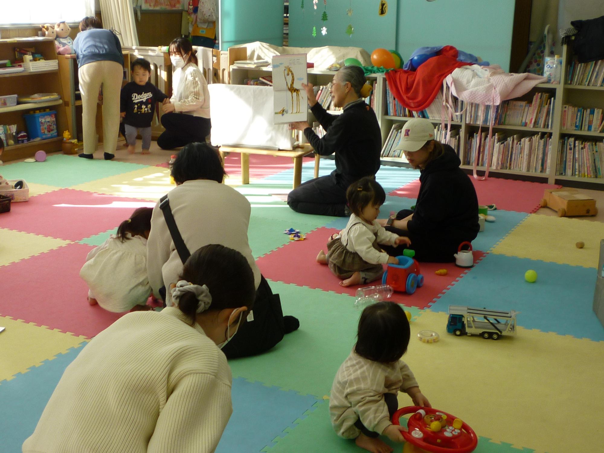 毎回、読み聞かせを行っています。