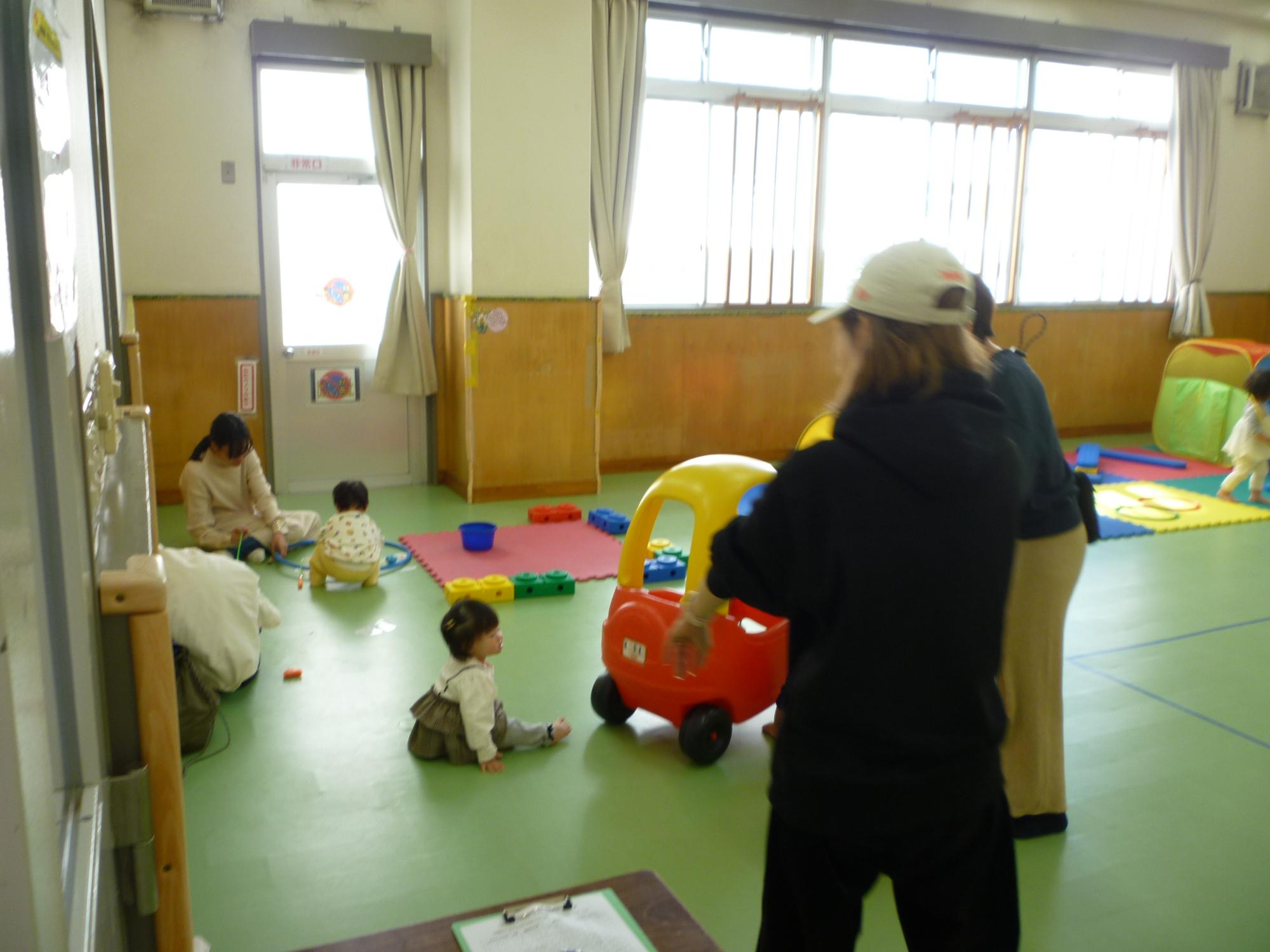 集会室での集団遊び