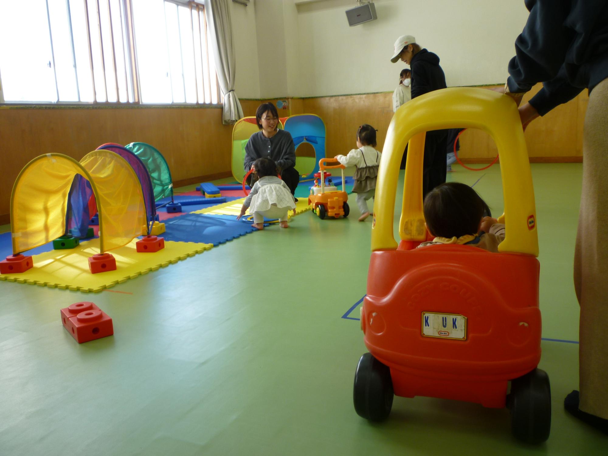 思い思いに遊ぶ乳幼児親子