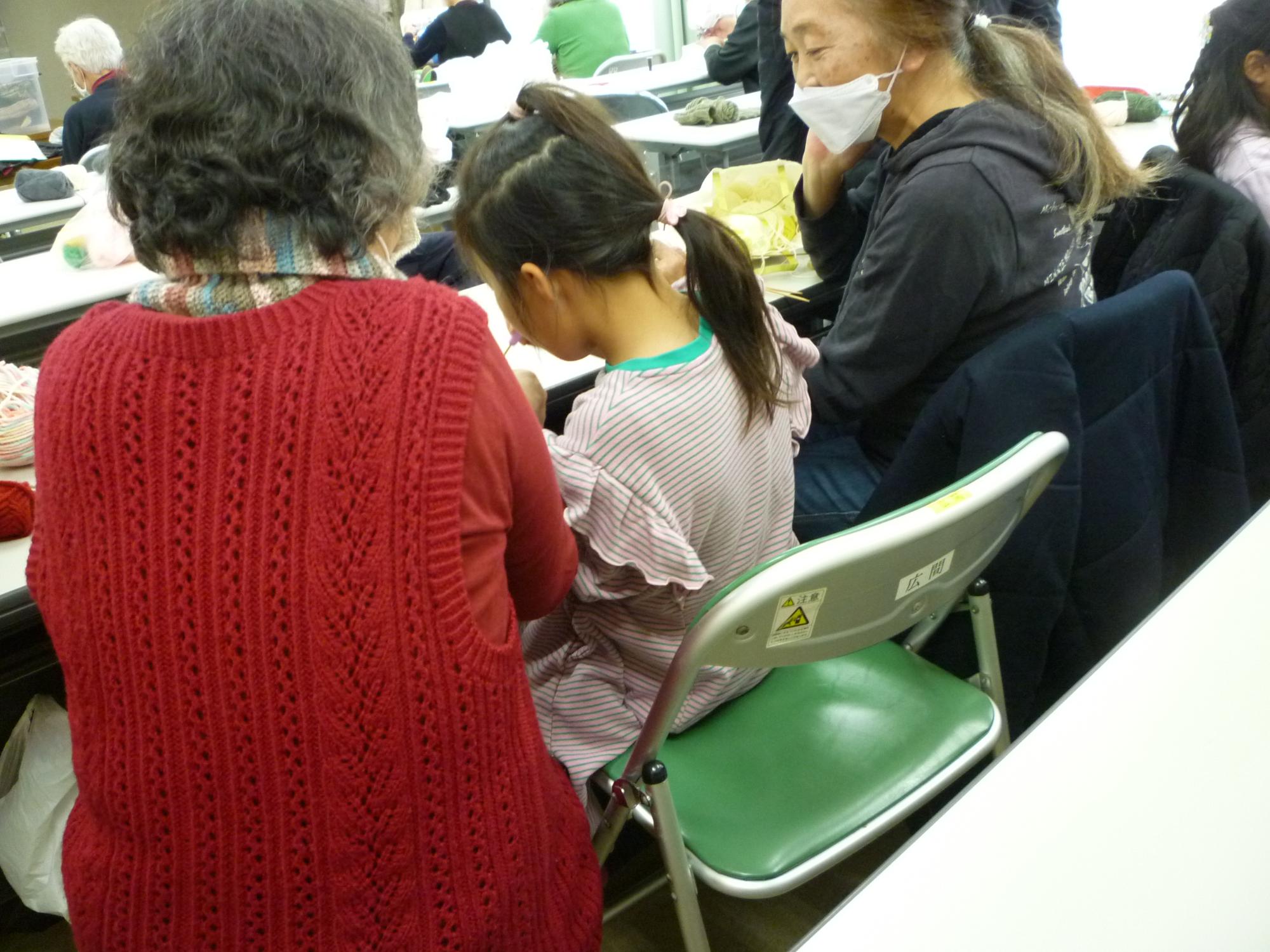 あみものの指導を受ける