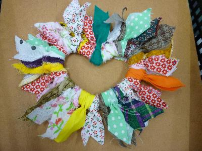 ハート型にはぎれを巻いてコースターを作った様子