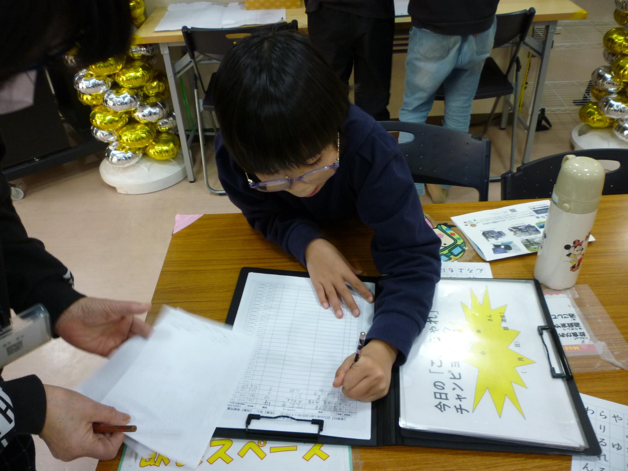 チャレンジ名簿に名前を記入している様子