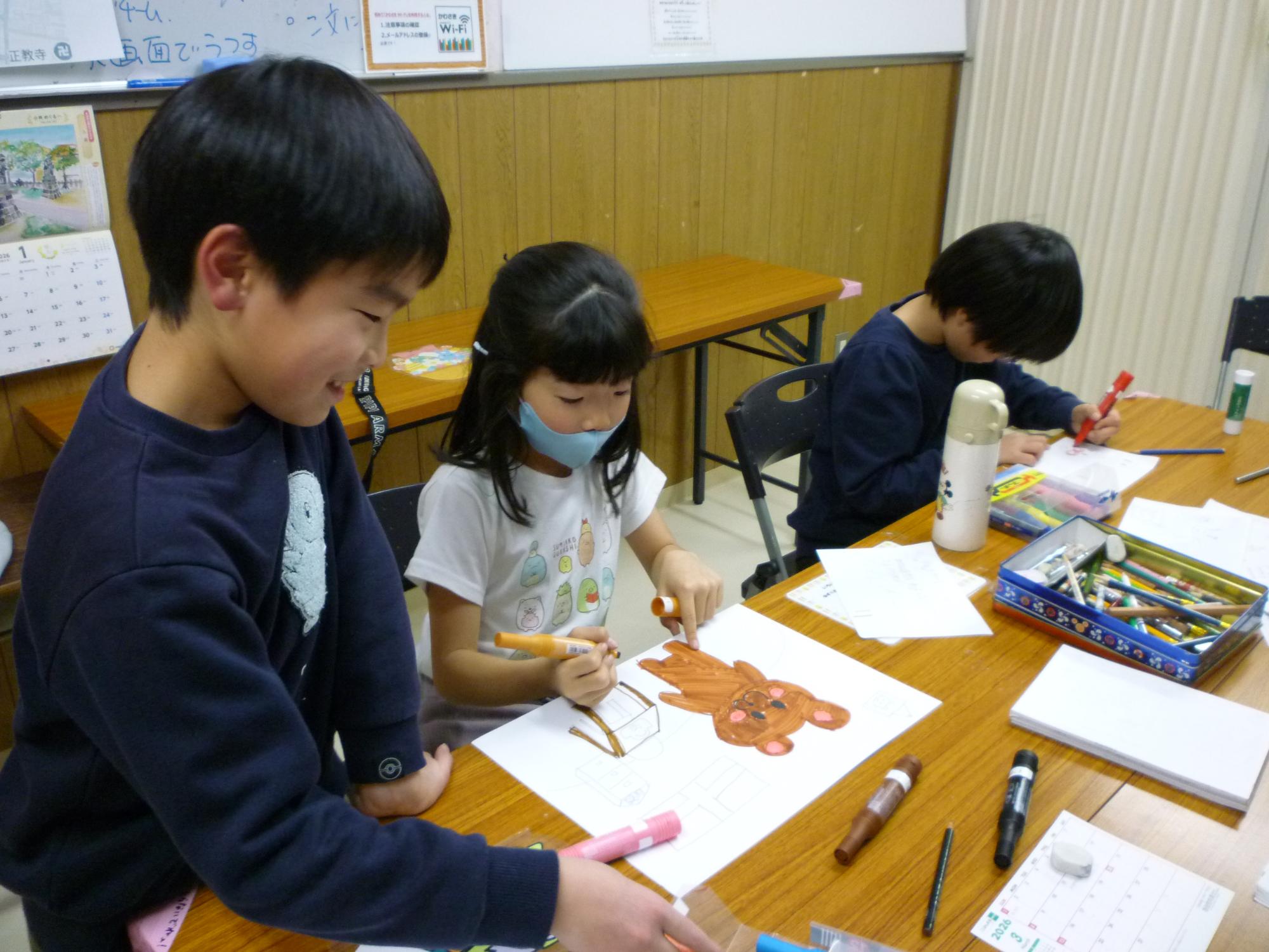 紙芝居を作っている様子