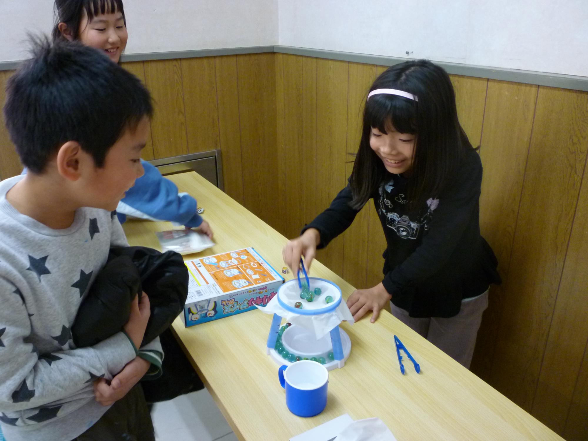 ギリギリアイスゲームで遊ぶ様子