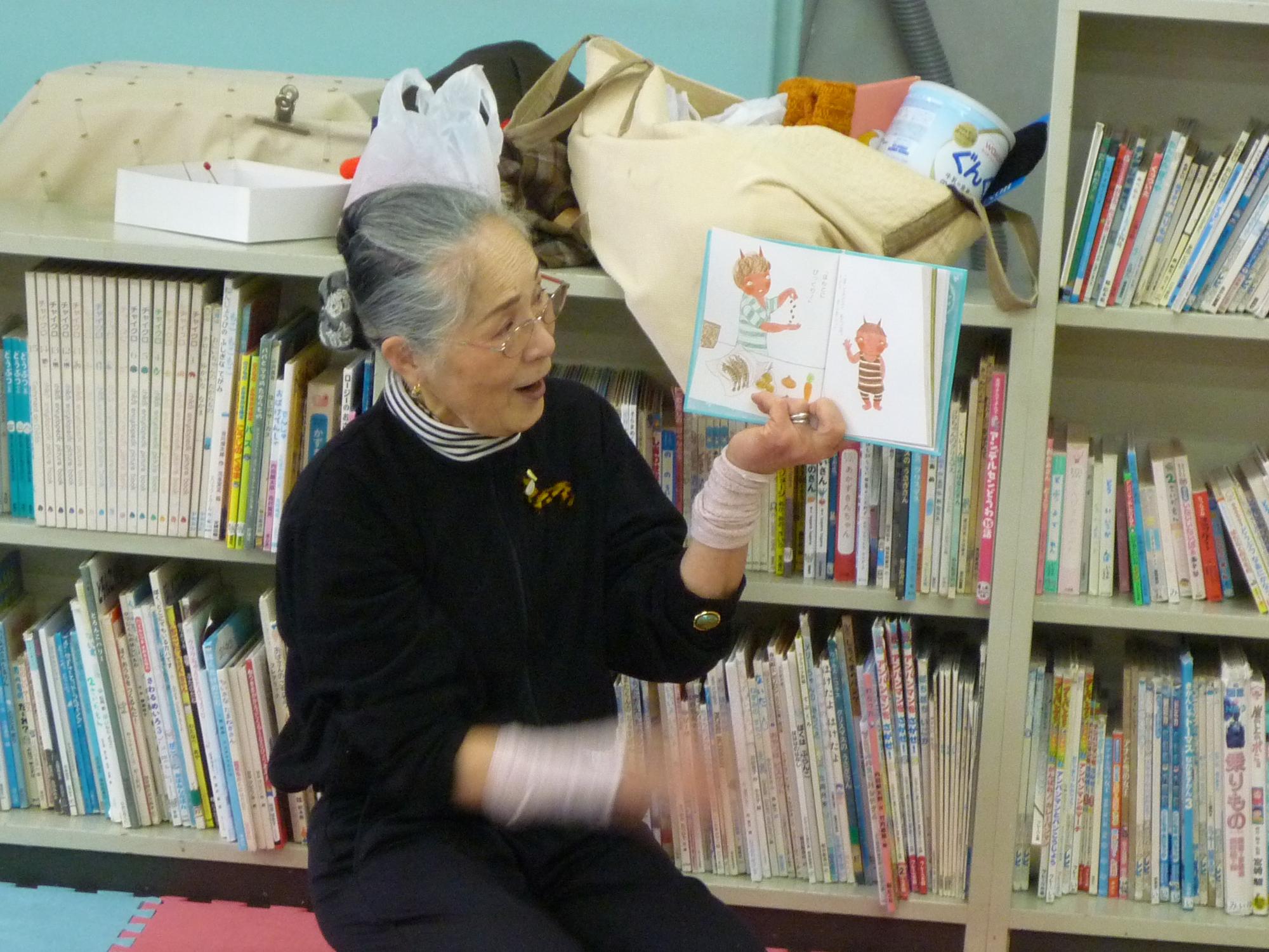 講師の方が絵本の読み聞かせをしてくれている様子