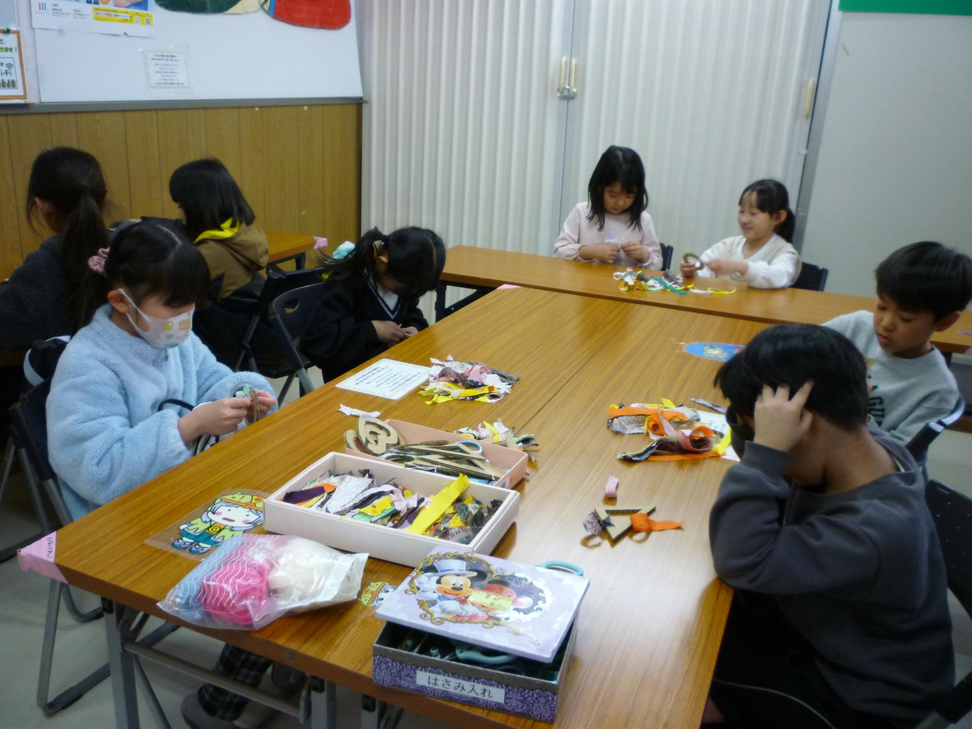 はぎれ工作をしている様子