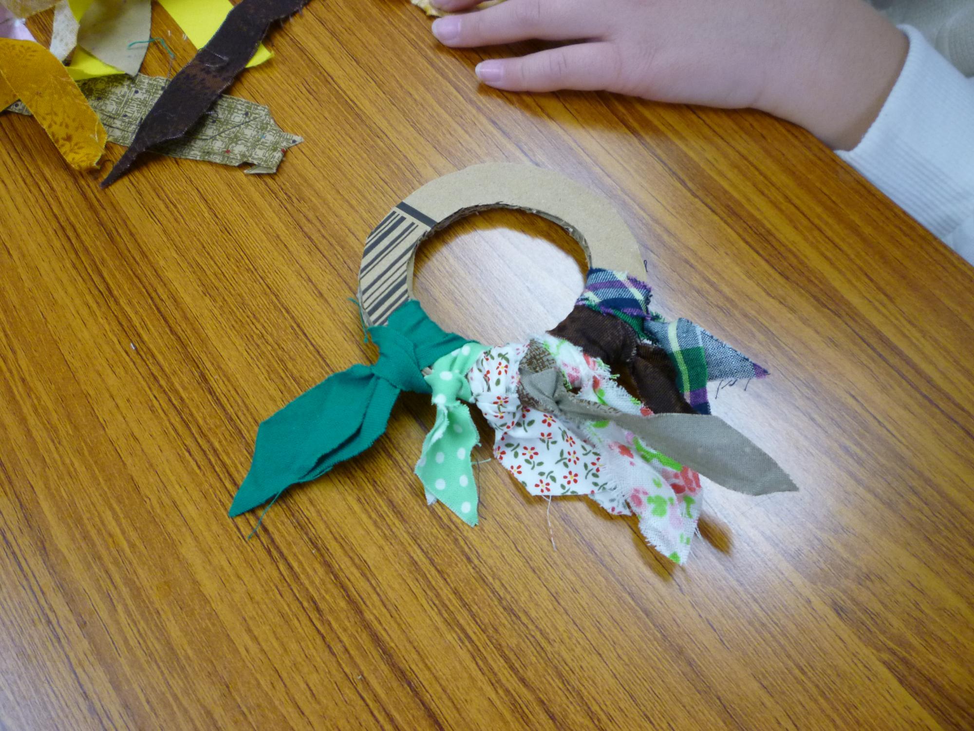 はぎれを型に巻き付けている様子