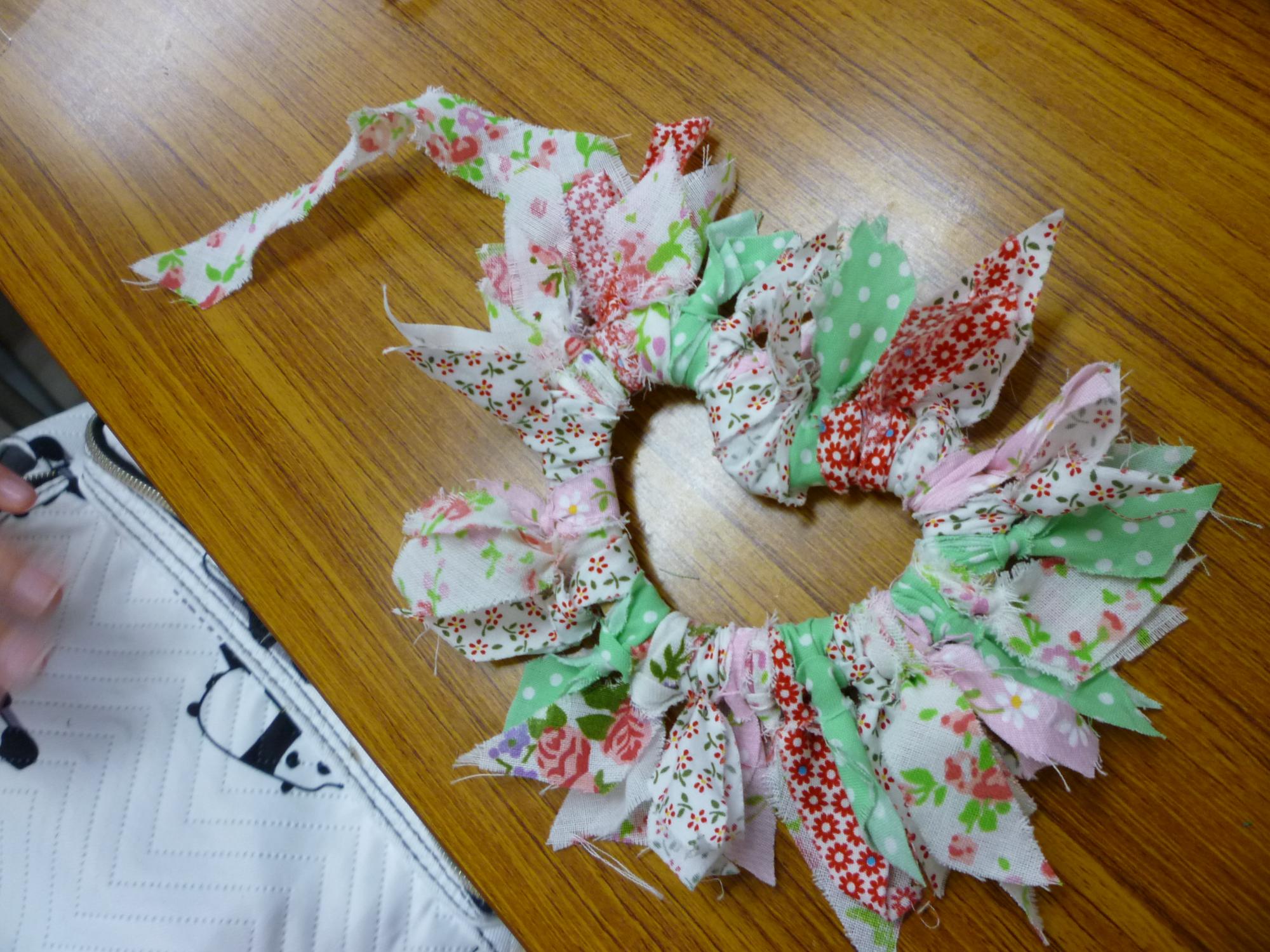 はぎれを型に巻き付けて完成した様子