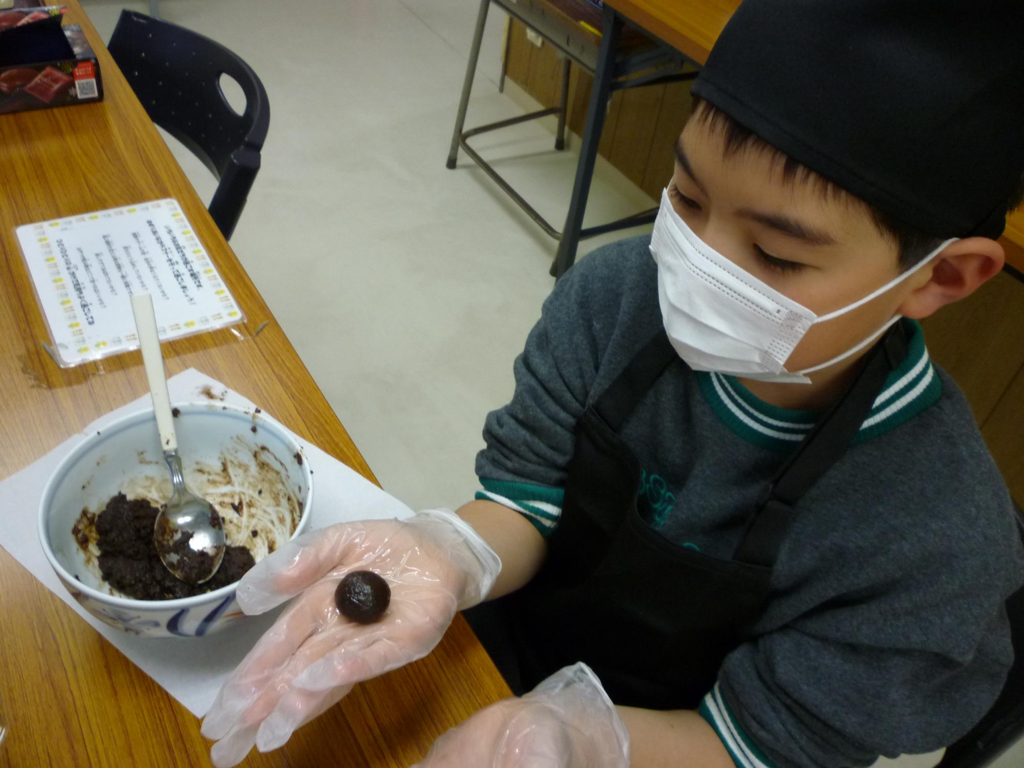 チョコトリュフを作っている様子