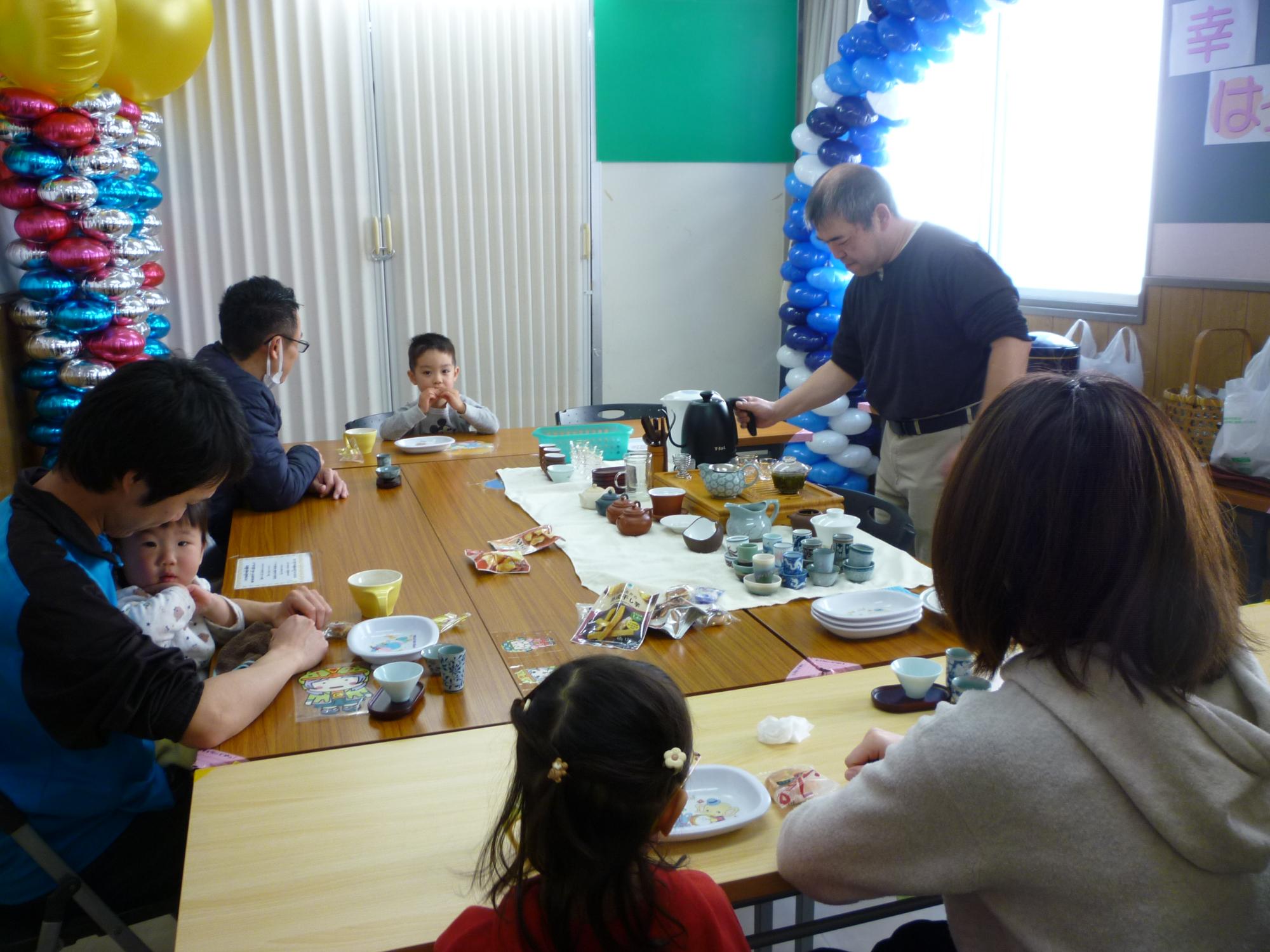 幸はっぴー☆カフェを楽しむ親子たち