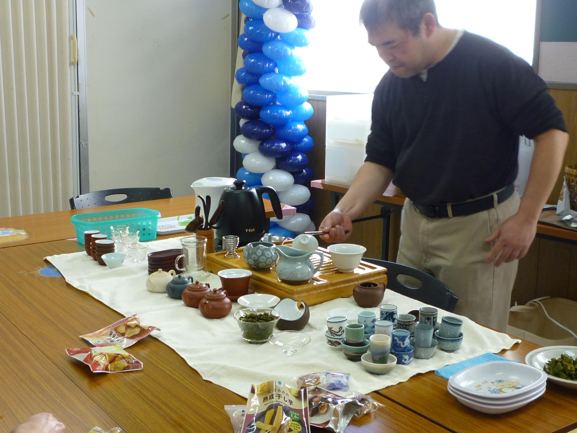 中国茶を淹れる講師の様子