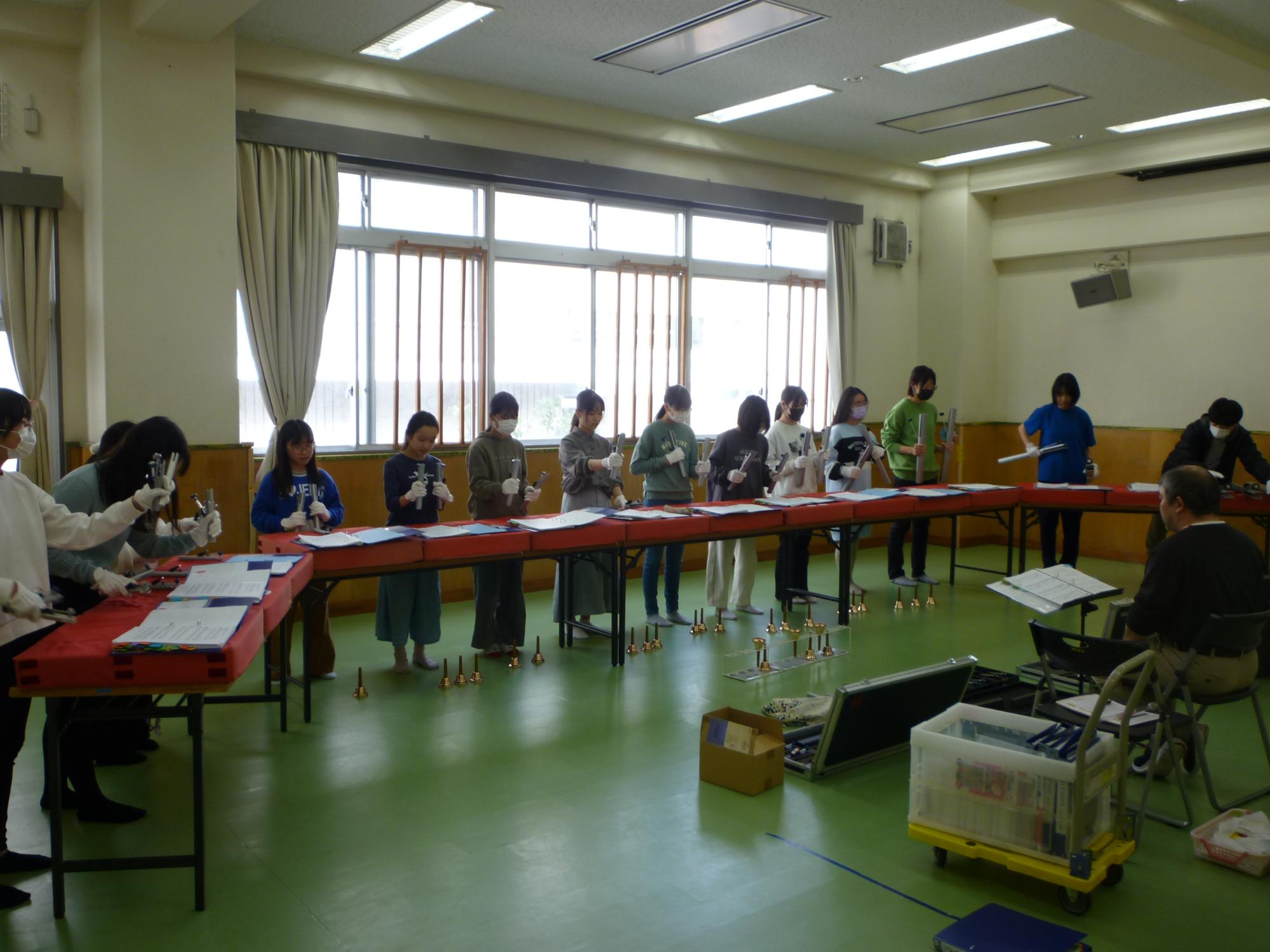 ハンドベルの練習をしている様子