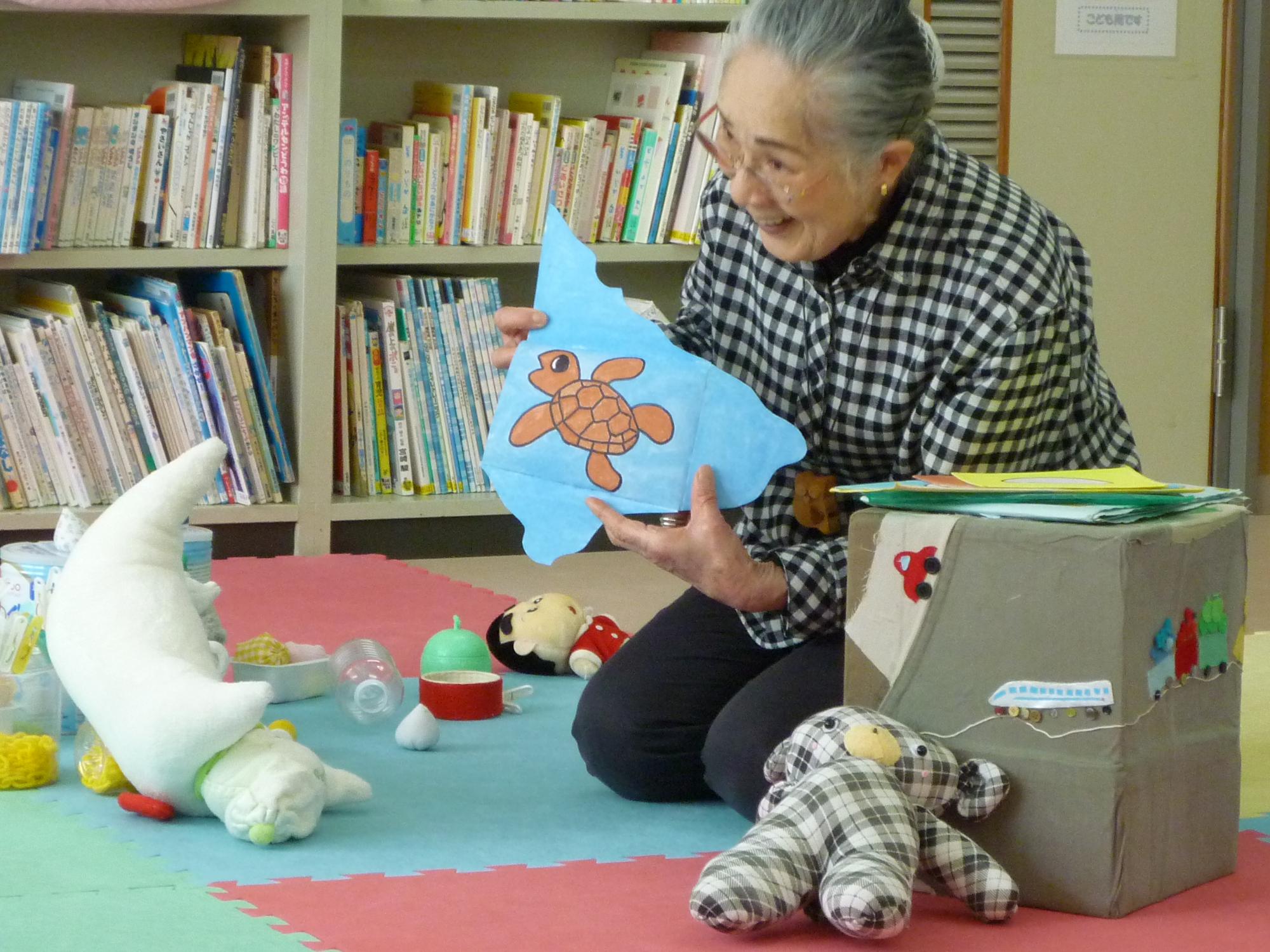 講師の方が絵本の読み聞かせをしてくれている様子