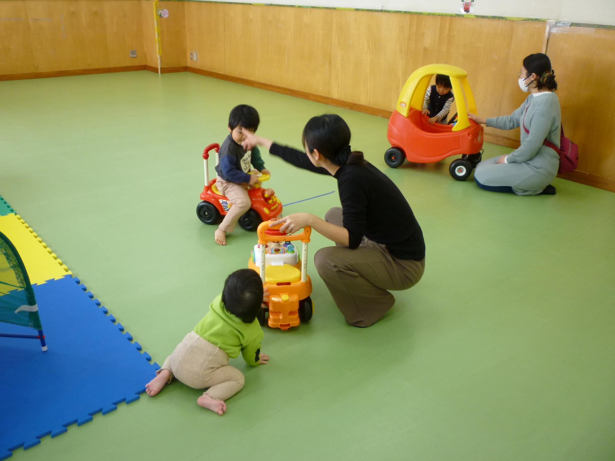 コンビカーで遊んでいる様子