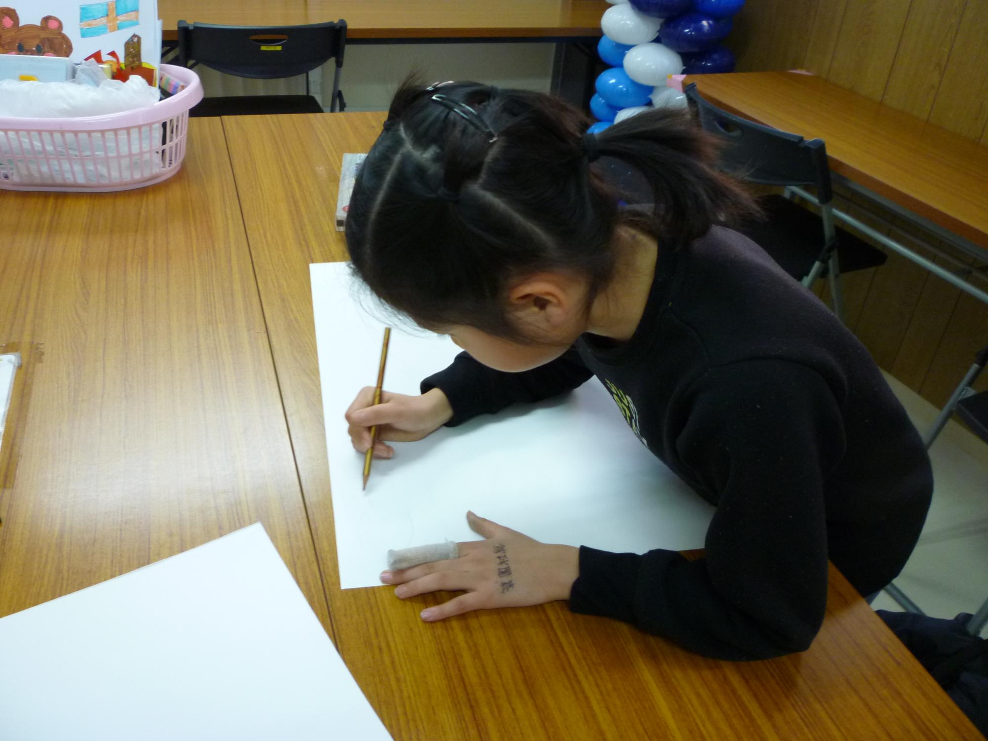 看板の内容を考えている様子